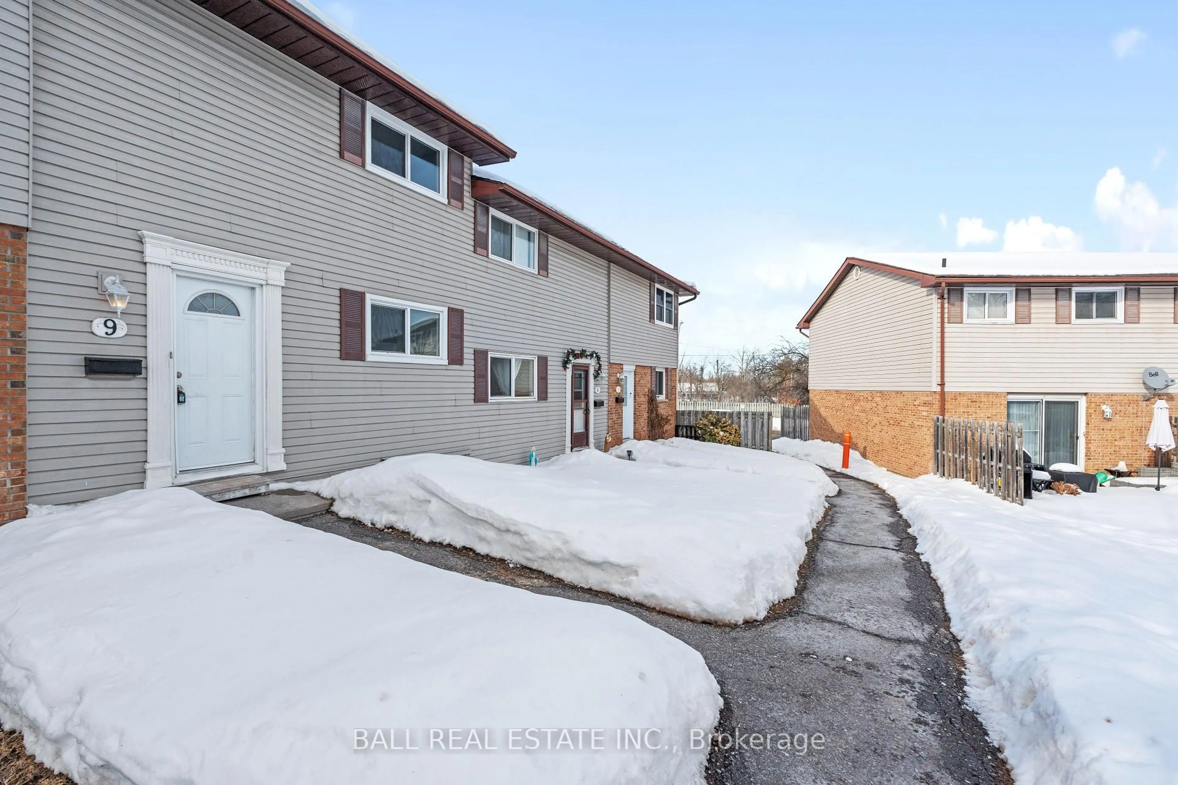 A pic from outside/outdoor area/front of a property/back of a property/a pic from drone, unknown for 996 Sydenham Rd #9, Peterborough Ontario K9J 7V7