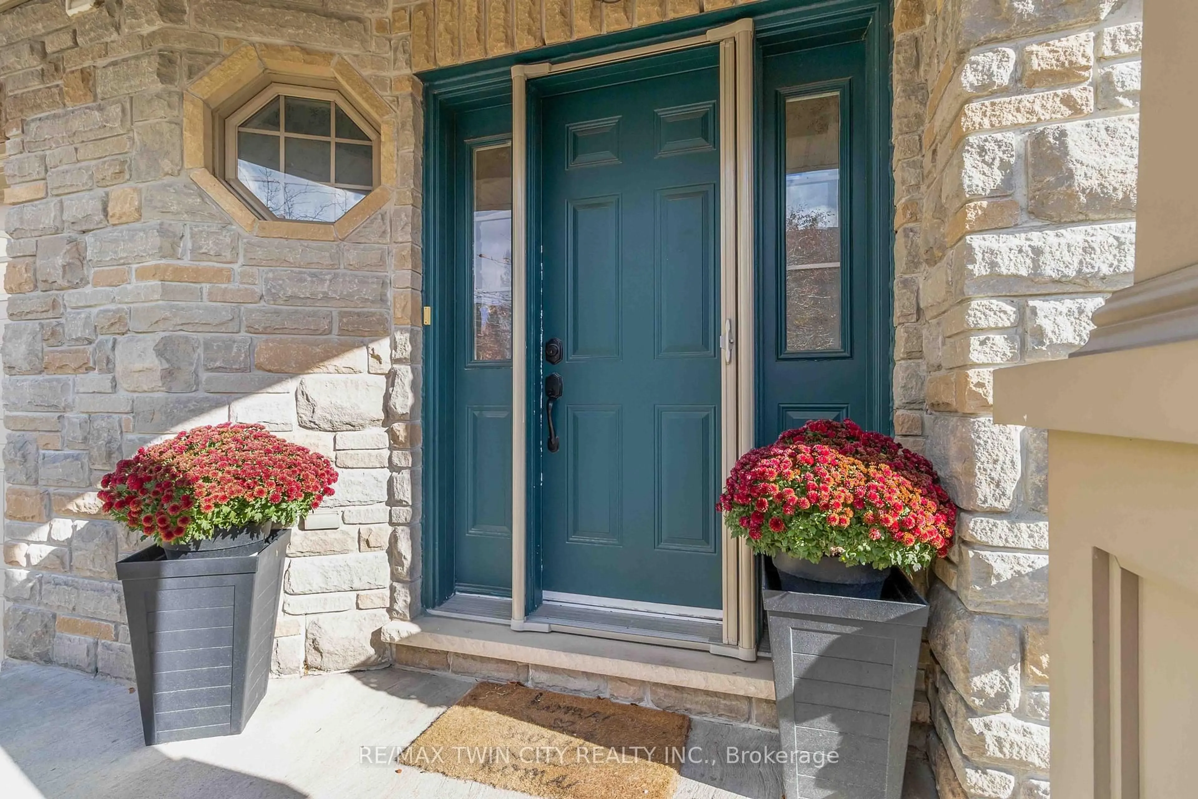 Indoor entryway for 12 Brantwood Park Rd #D2, Brantford Ontario N3P 1G2