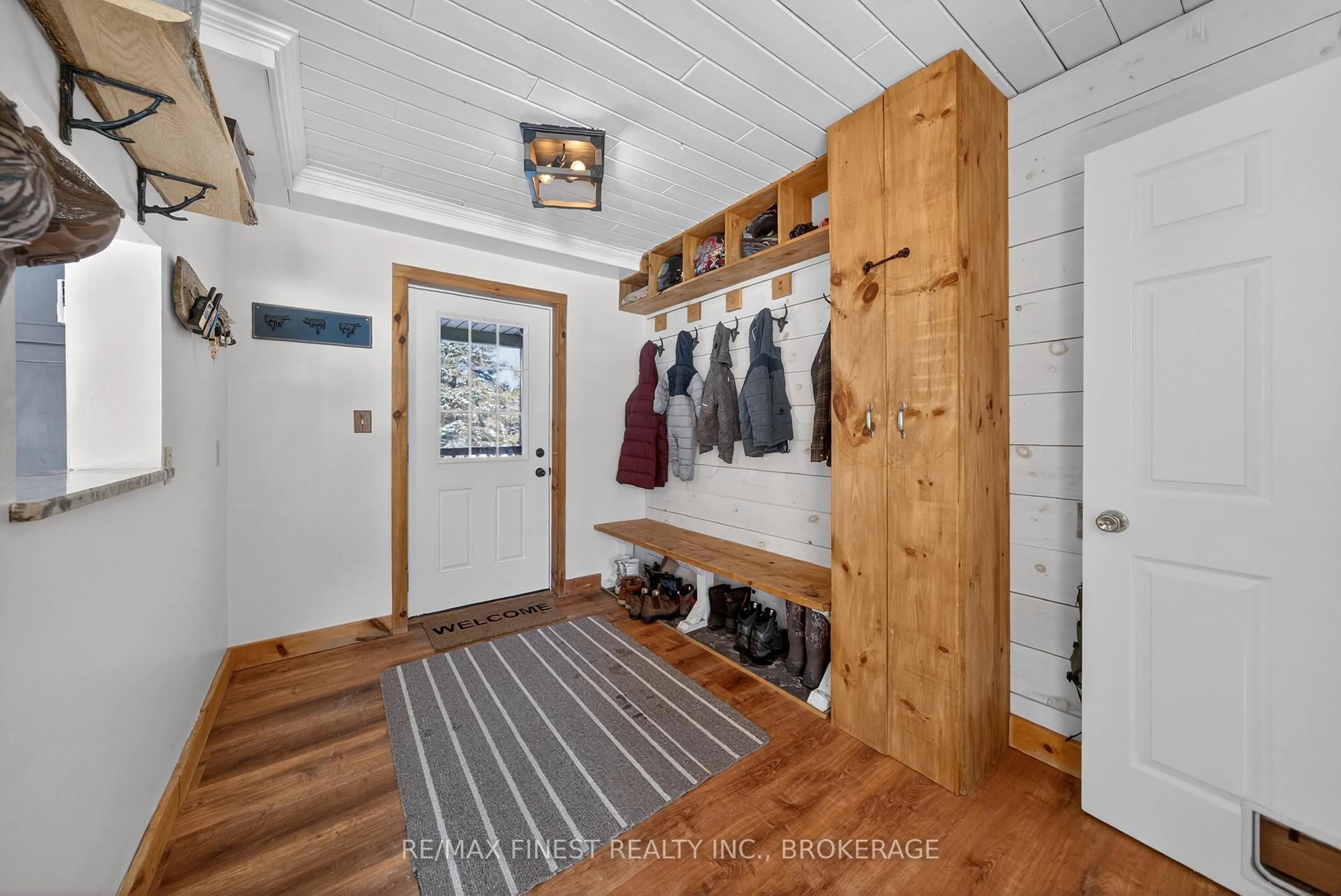 Indoor entryway for 2002 Moneymore Rd, Belleville Ontario K0K 2Y0