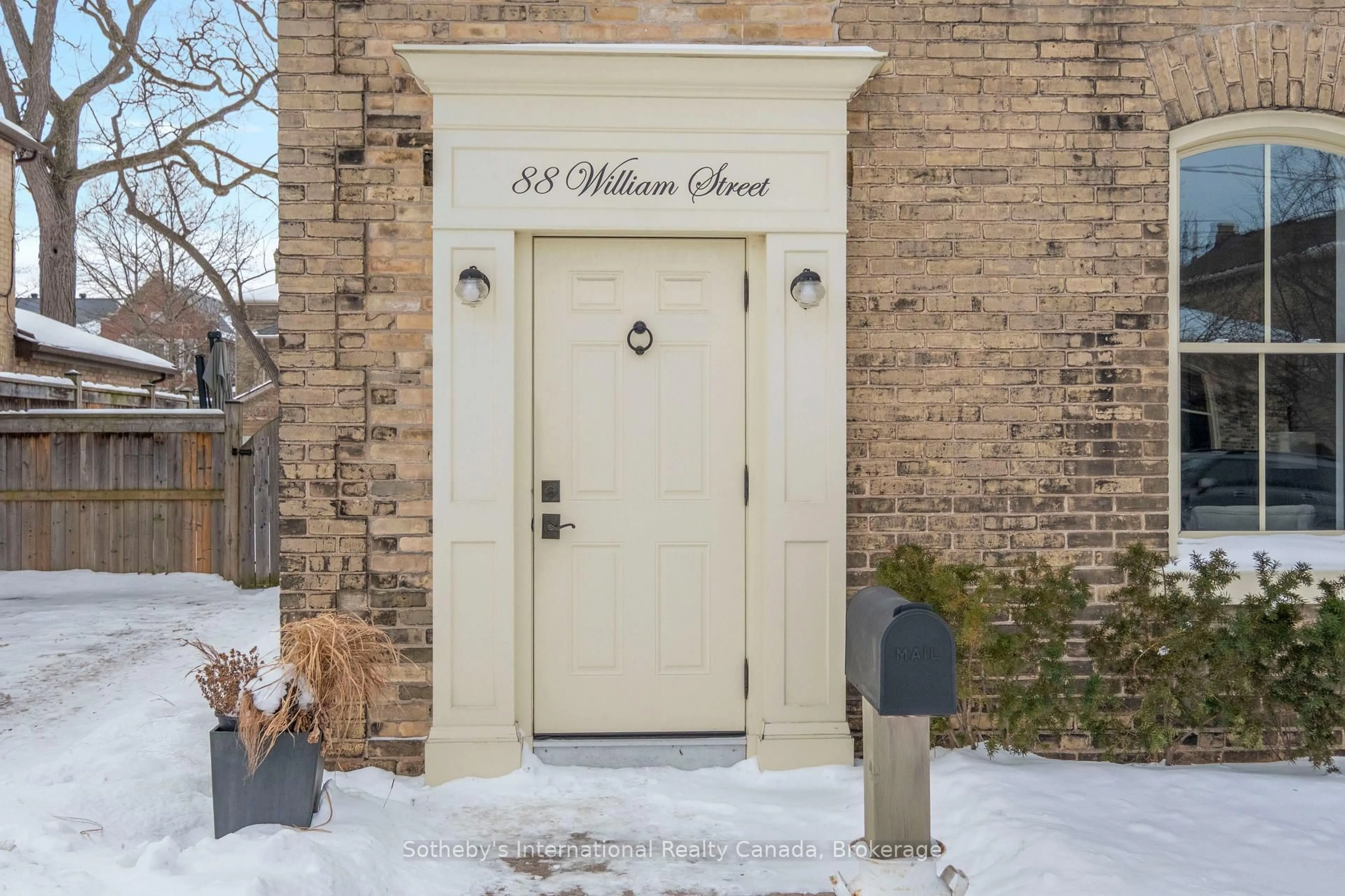 Indoor entryway for 88 William St, Brantford Ontario N3T 3K8