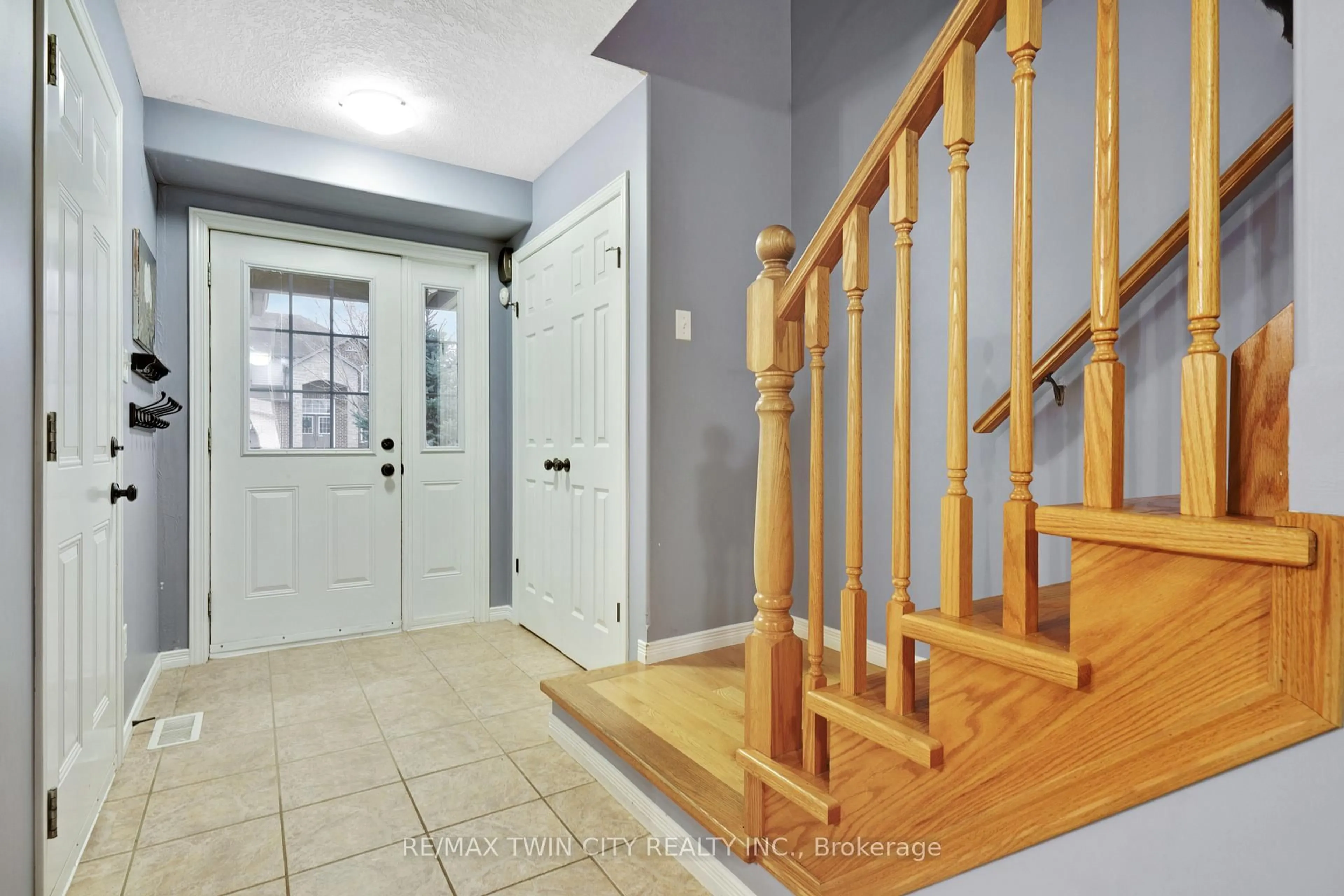 Indoor entryway for 139 FERRIS Dr, Wellesley Ontario N0B 2T0