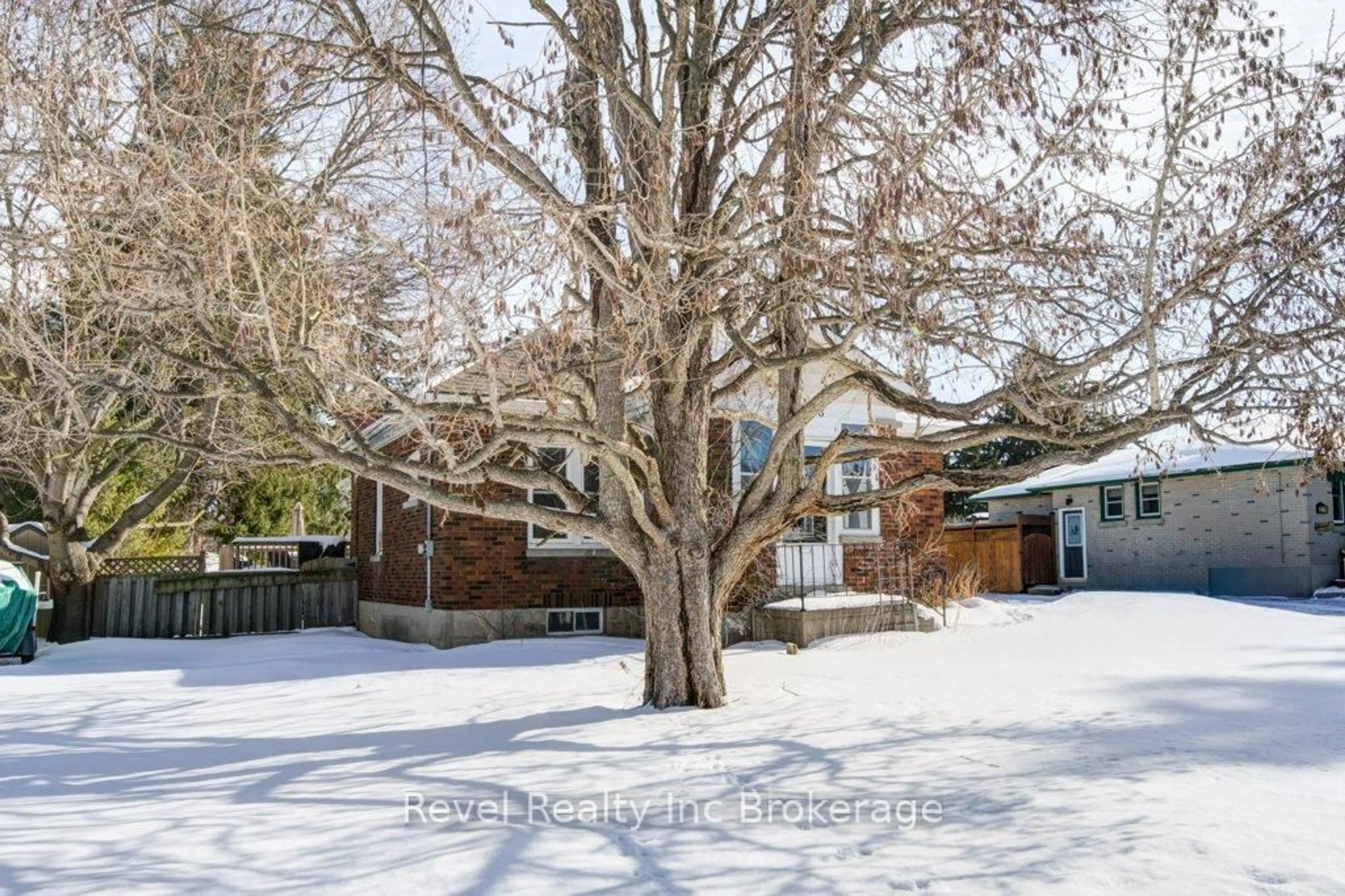 A pic from outside/outdoor area/front of a property/back of a property/a pic from drone, street for 328 Clarke St, Woodstock Ontario N4S 7N1