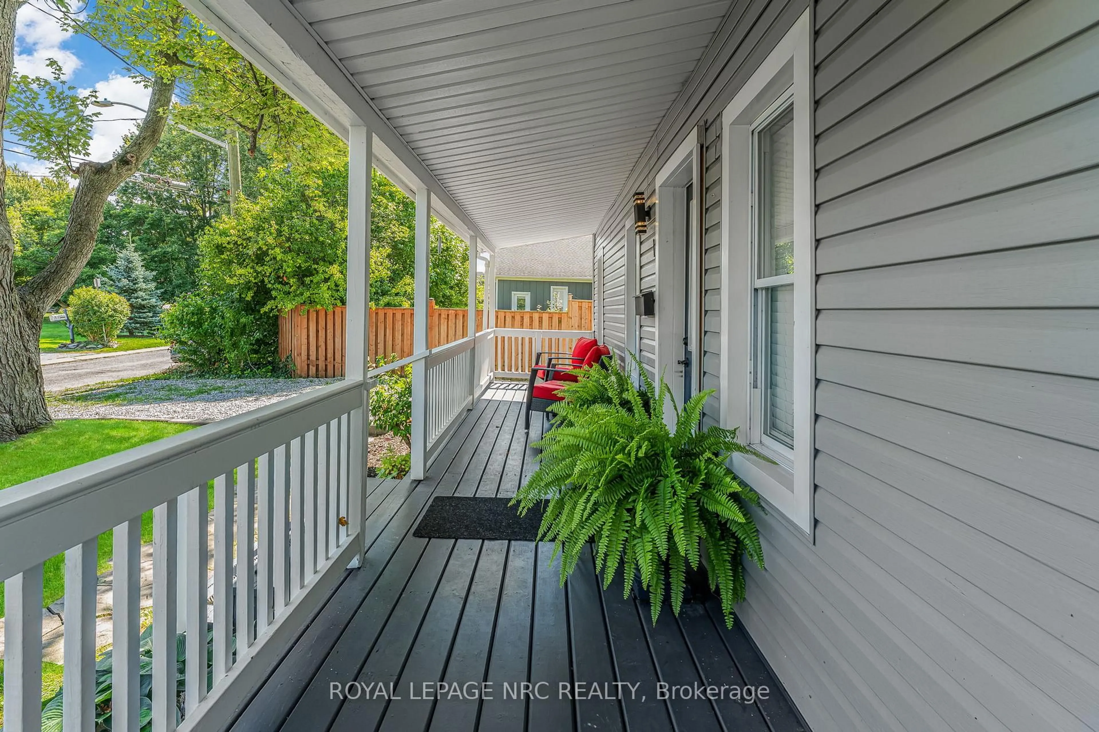 Patio, street for 17 Windsor Ave, Fort Erie Ontario L2A 5L8