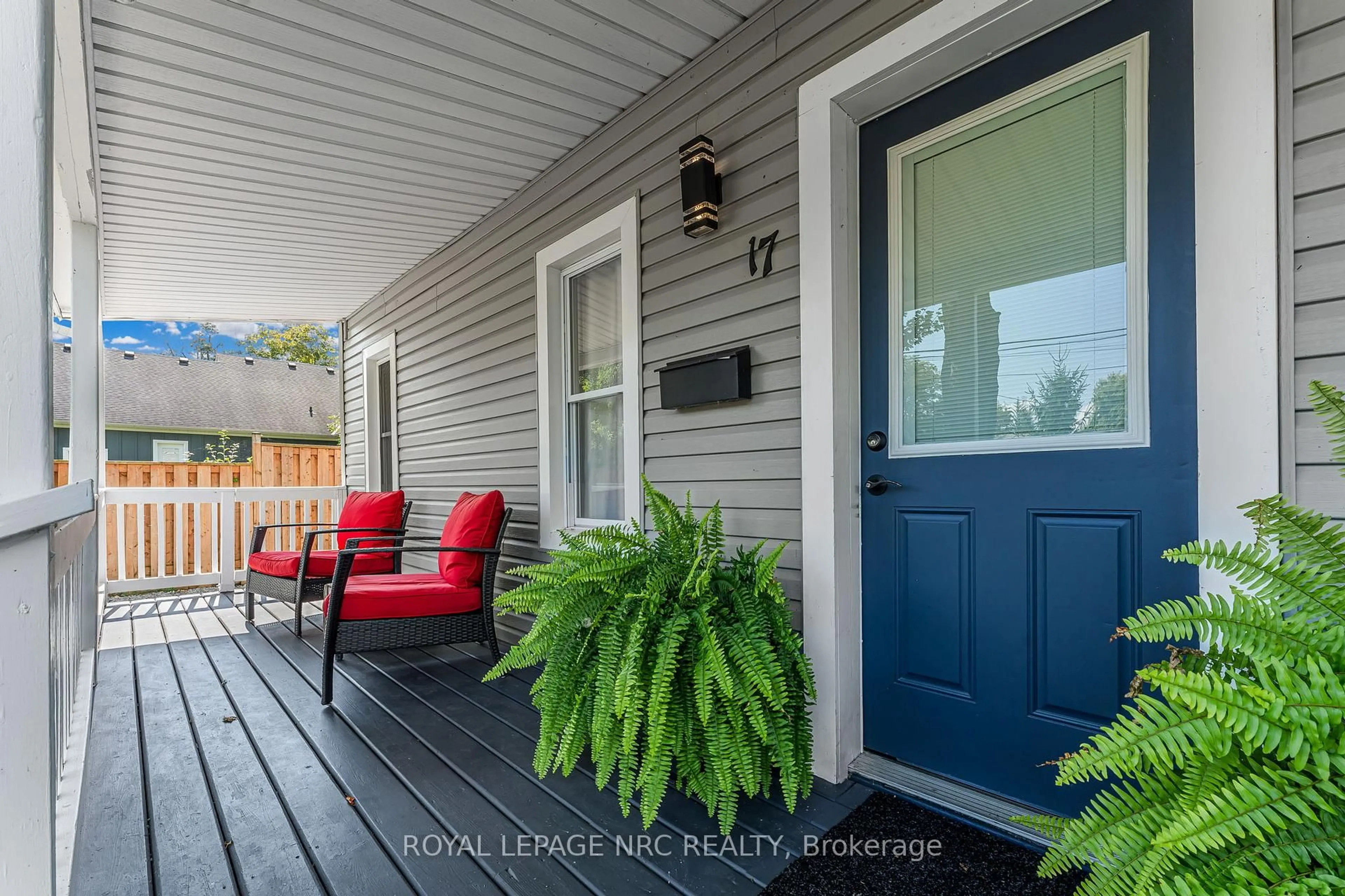 Indoor entryway for 17 Windsor Ave, Fort Erie Ontario L2A 5L8