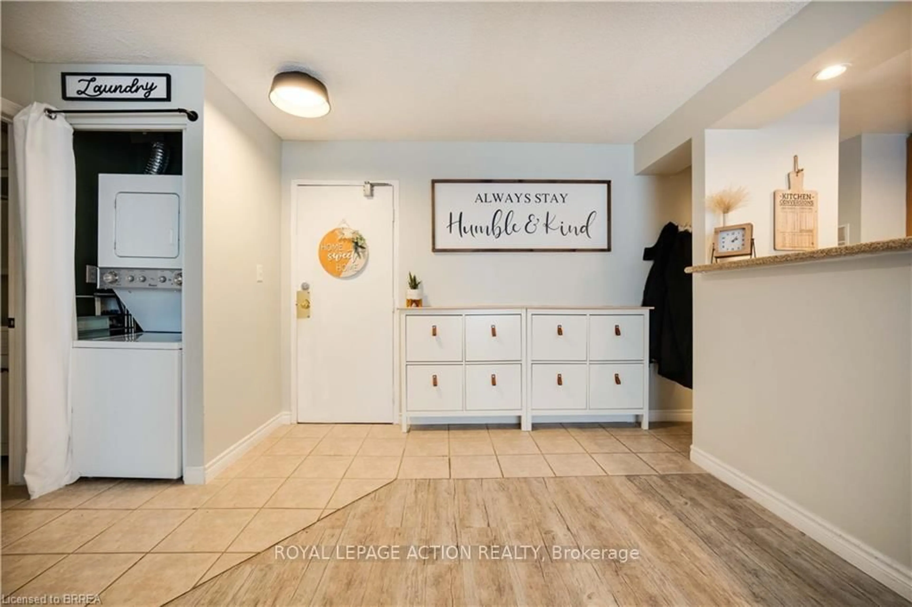 Indoor entryway for 793 Colborne St #304, Brantford Ontario N3S 7J3