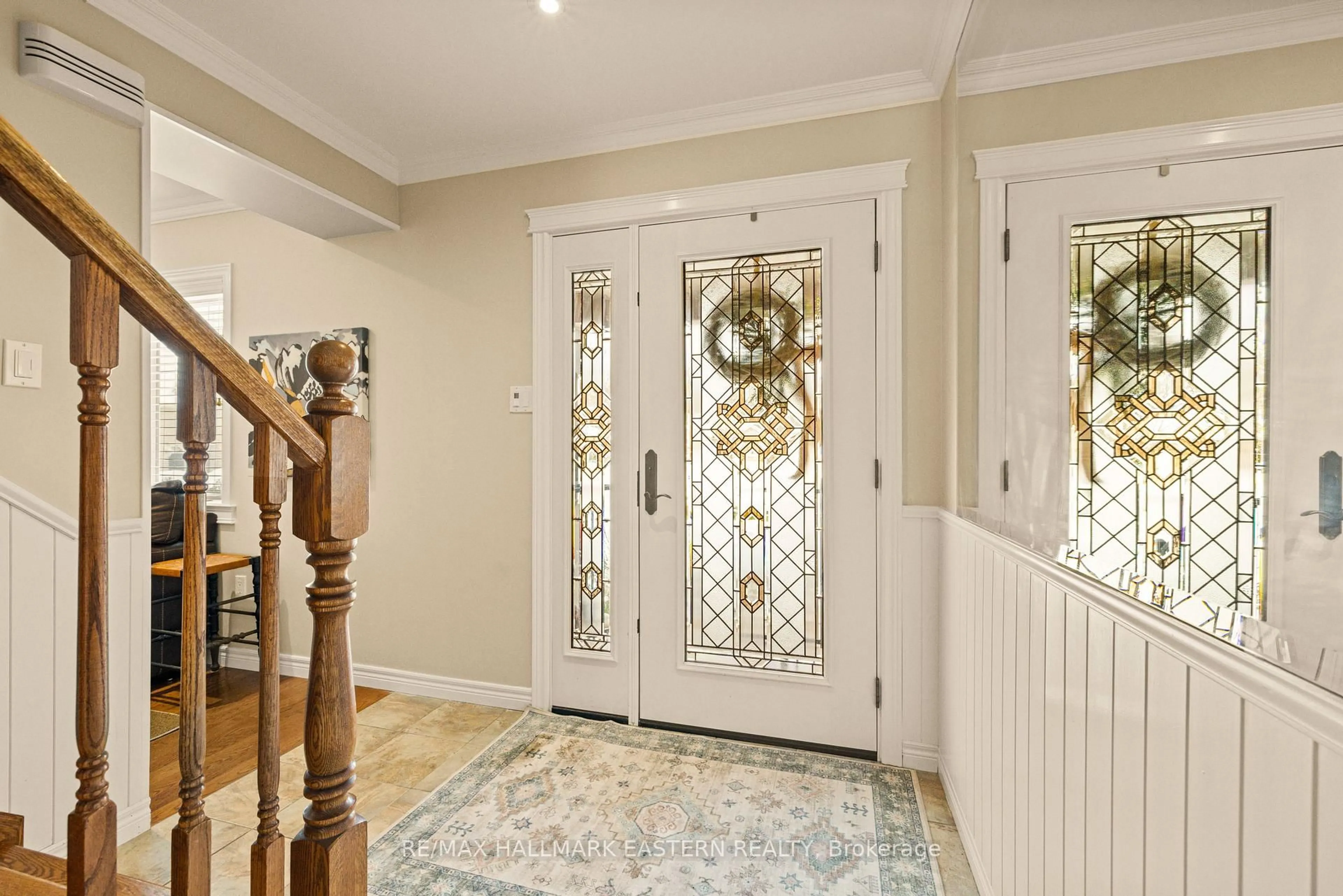 Indoor entryway for 9 Bloomfield Crt, Selwyn Ontario K0L 2H0