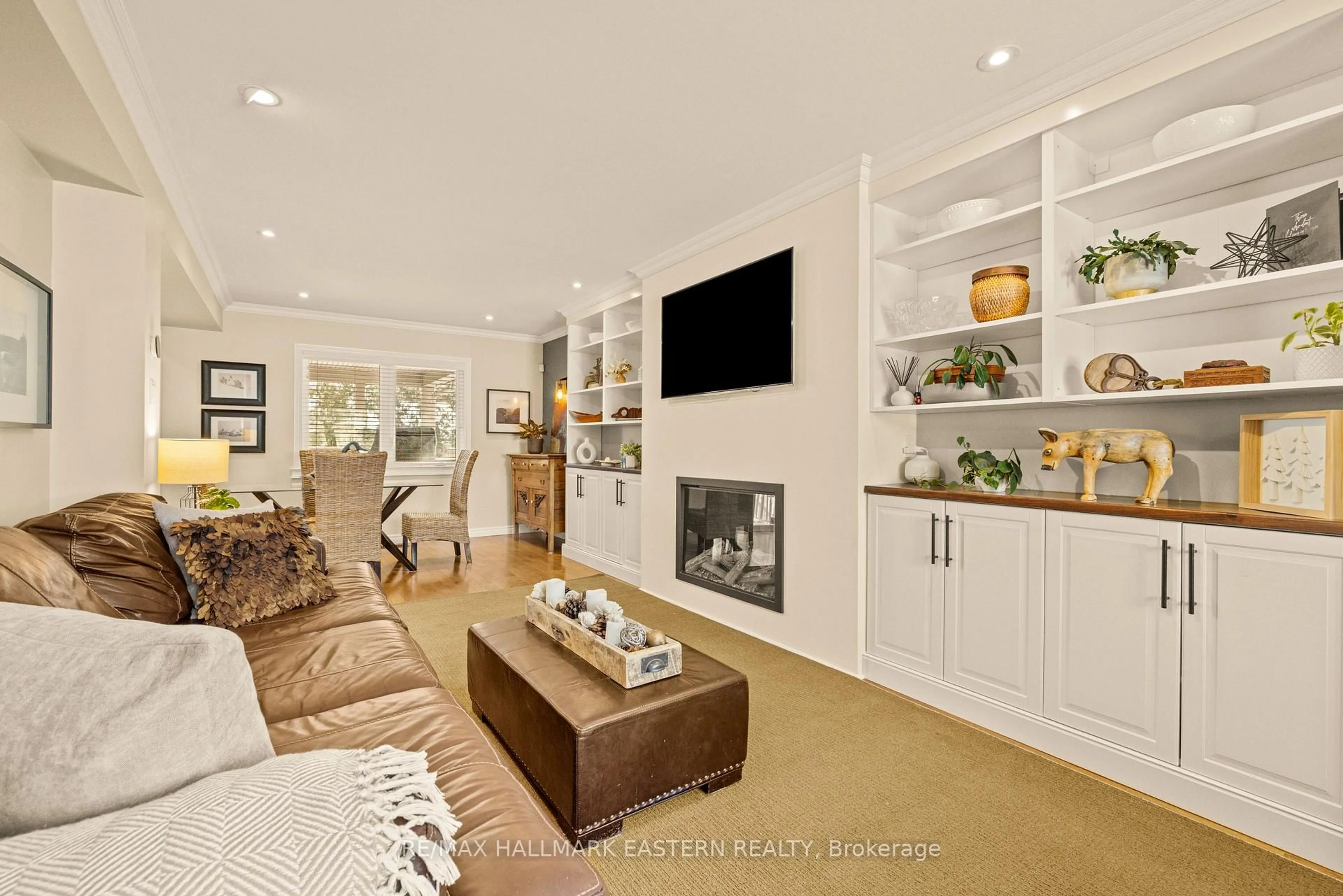 Living room with furniture, unknown for 9 Bloomfield Crt, Selwyn Ontario K0L 2H0