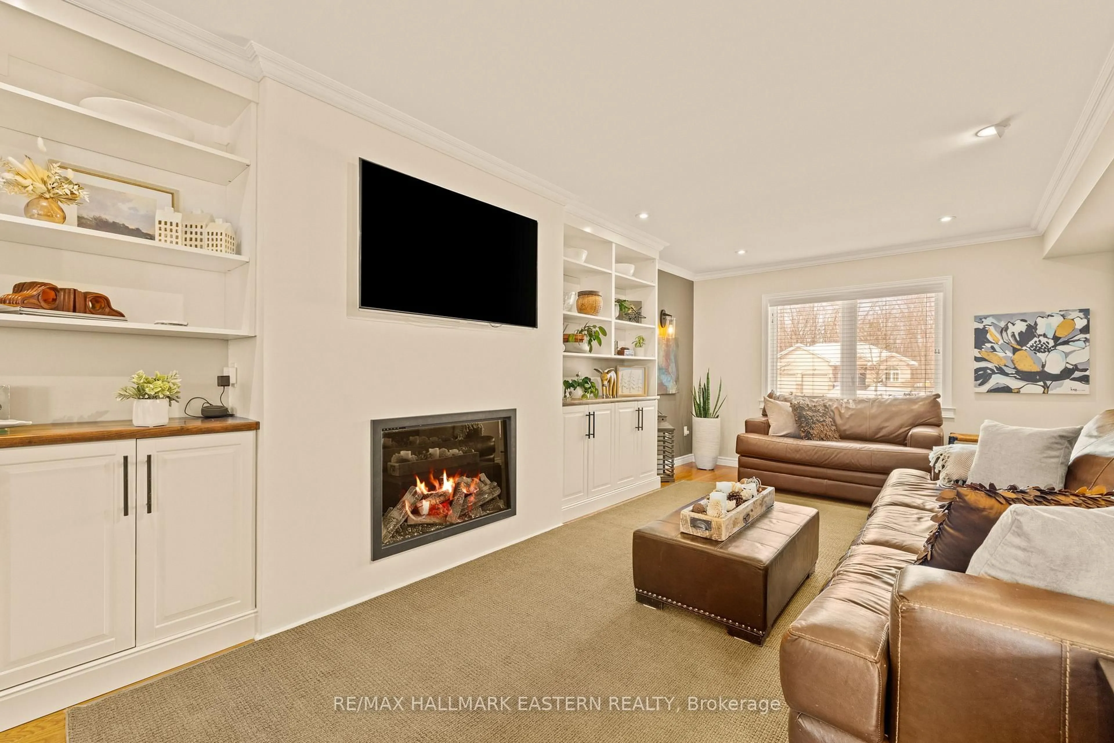 Living room with furniture, unknown for 9 Bloomfield Crt, Selwyn Ontario K0L 2H0