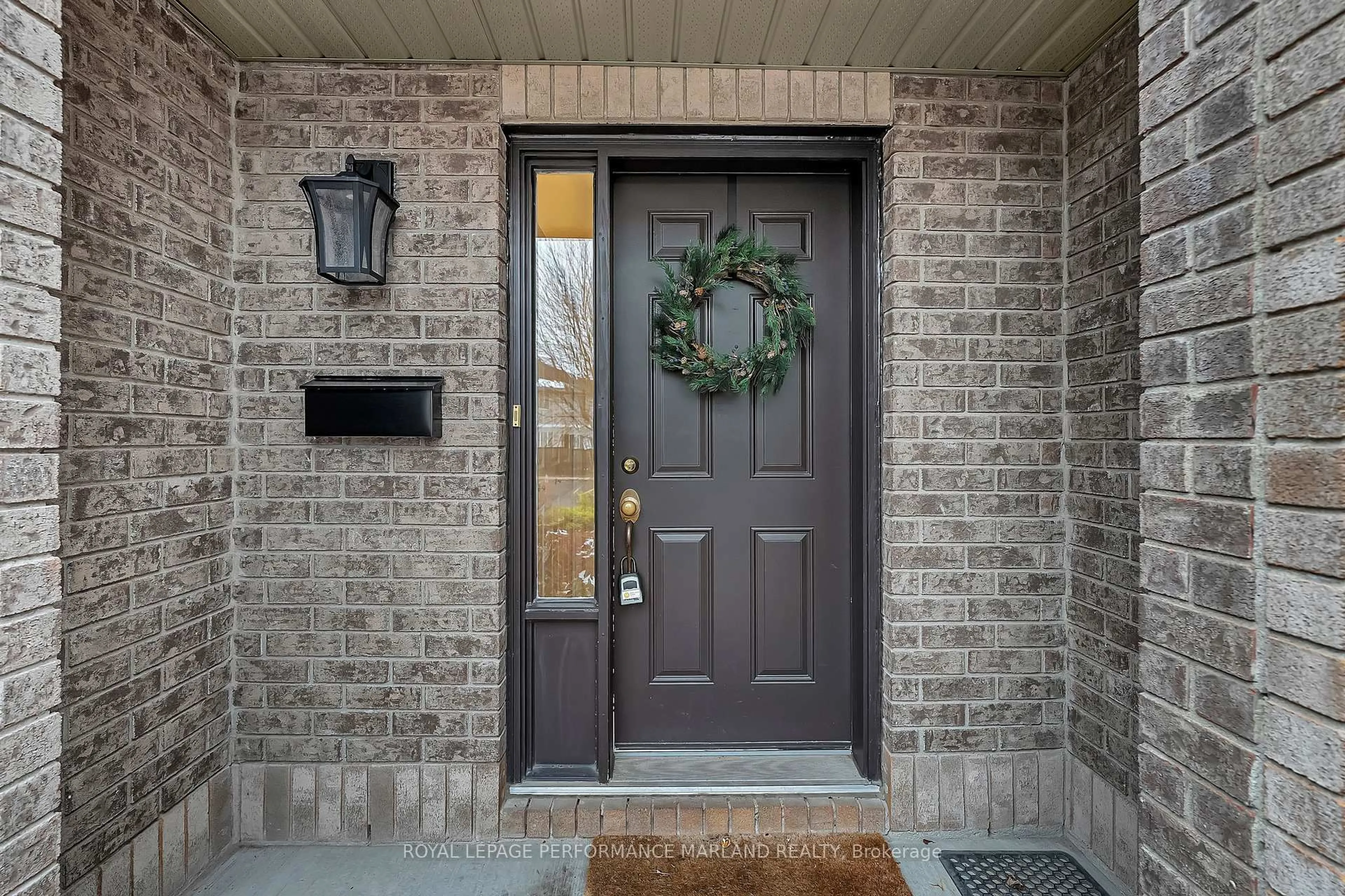 Indoor entryway for 151 Kinross Private, Ottawa Ontario K2K 3P8