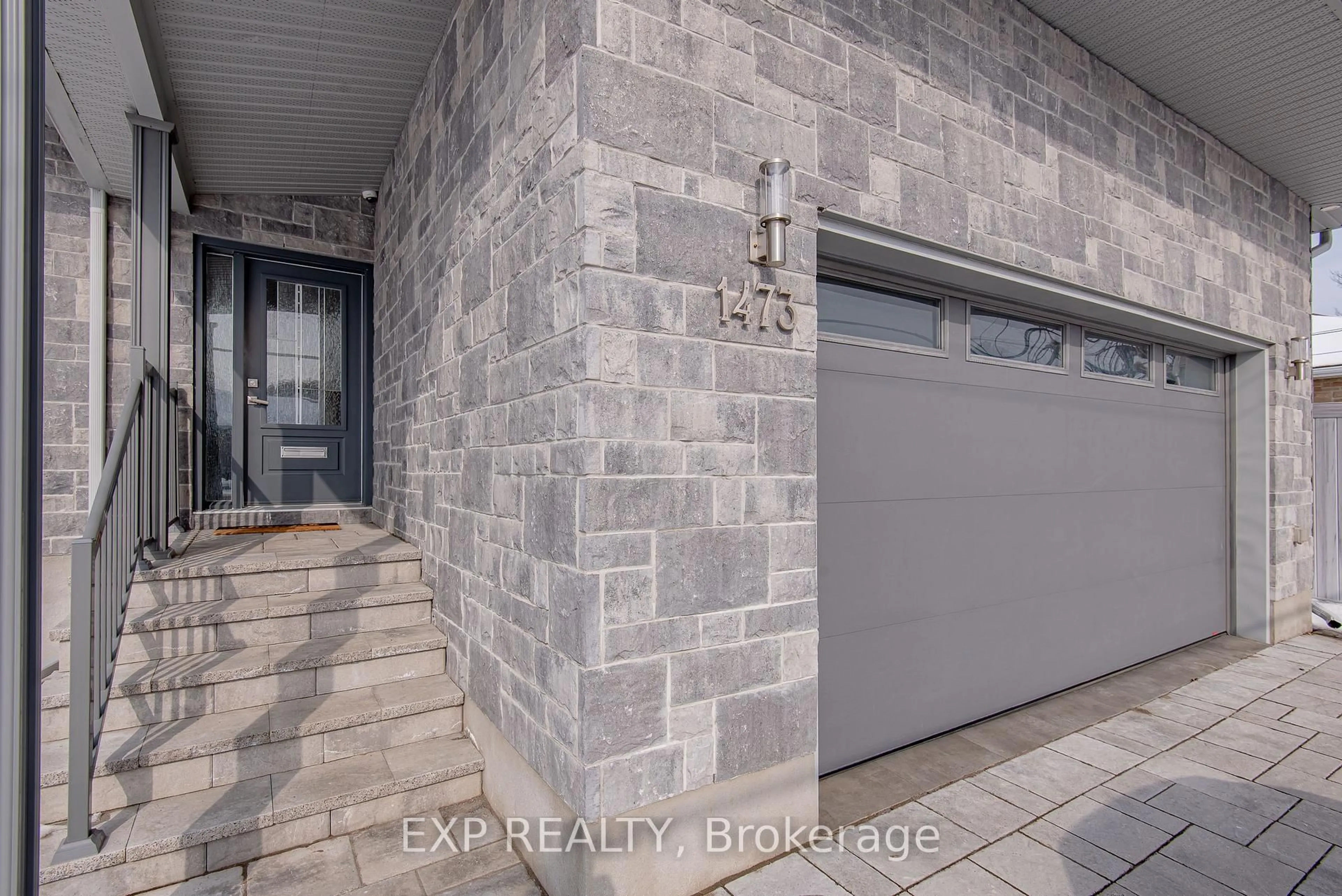 Indoor entryway for 1473 Rosebella Ave, Ottawa Ontario K1T 1E5