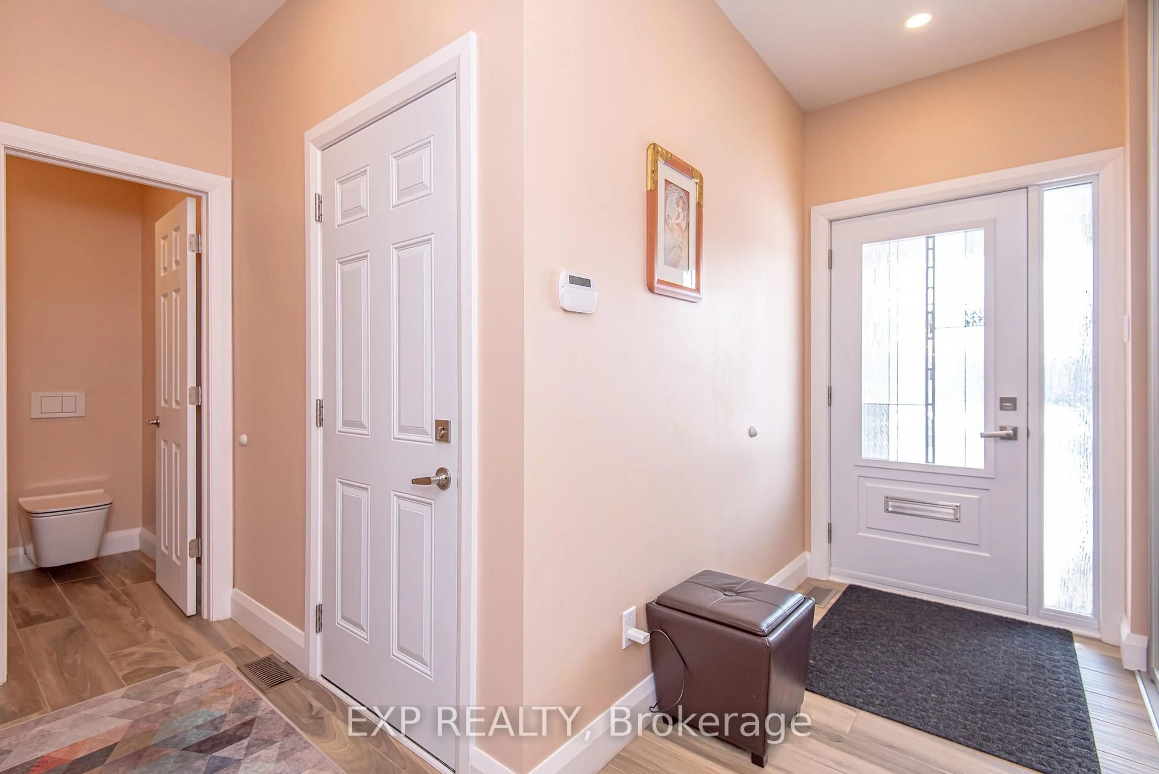 Indoor entryway for 1473 Rosebella Ave, Ottawa Ontario K1T 1E5