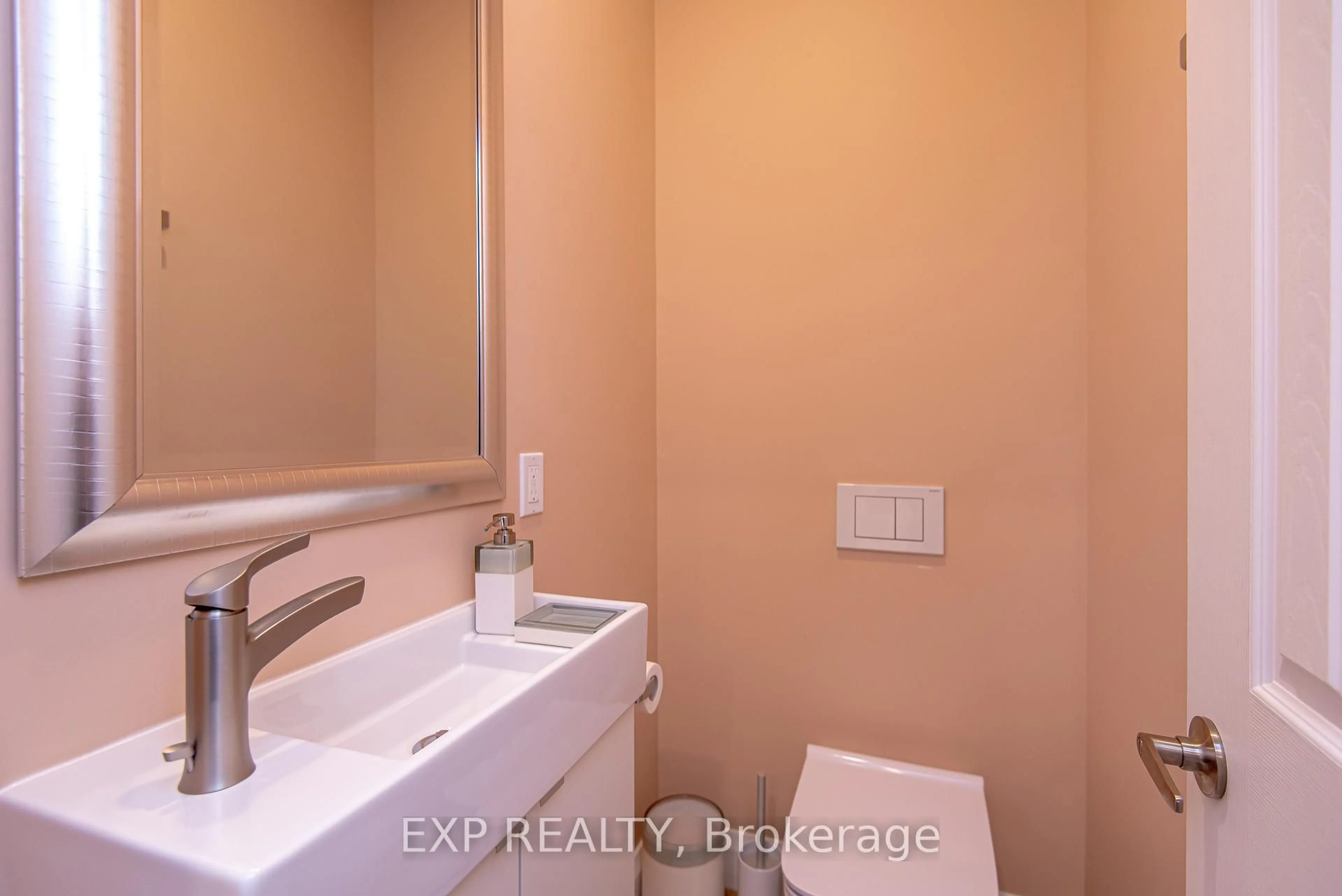 Standard bathroom, ceramic/tile floor for 1473 Rosebella Ave, Ottawa Ontario K1T 1E5