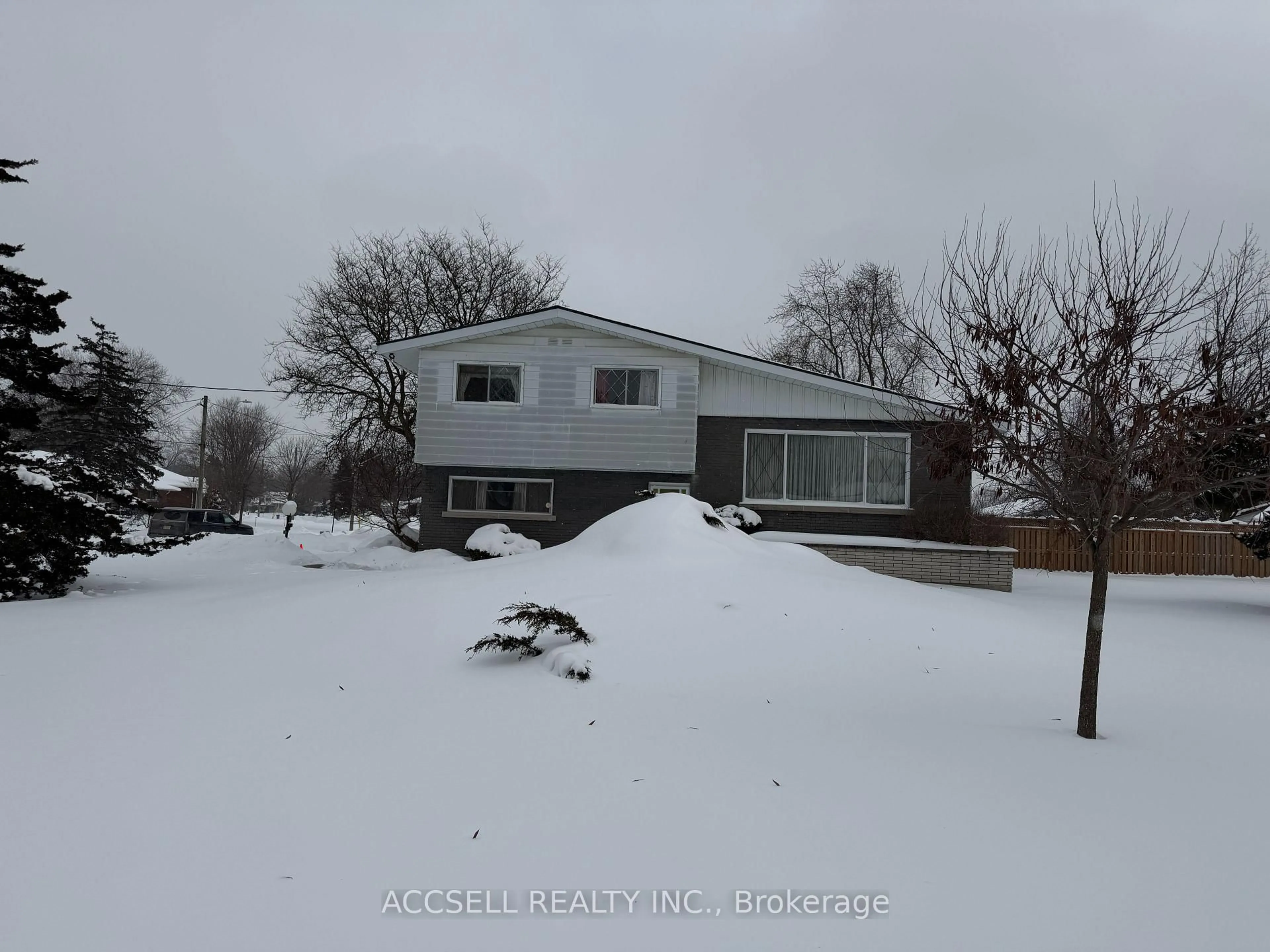 A pic from outside/outdoor area/front of a property/back of a property/a pic from drone, street for 774 St Albans Cres, Woodstock Ontario N4S 7E6