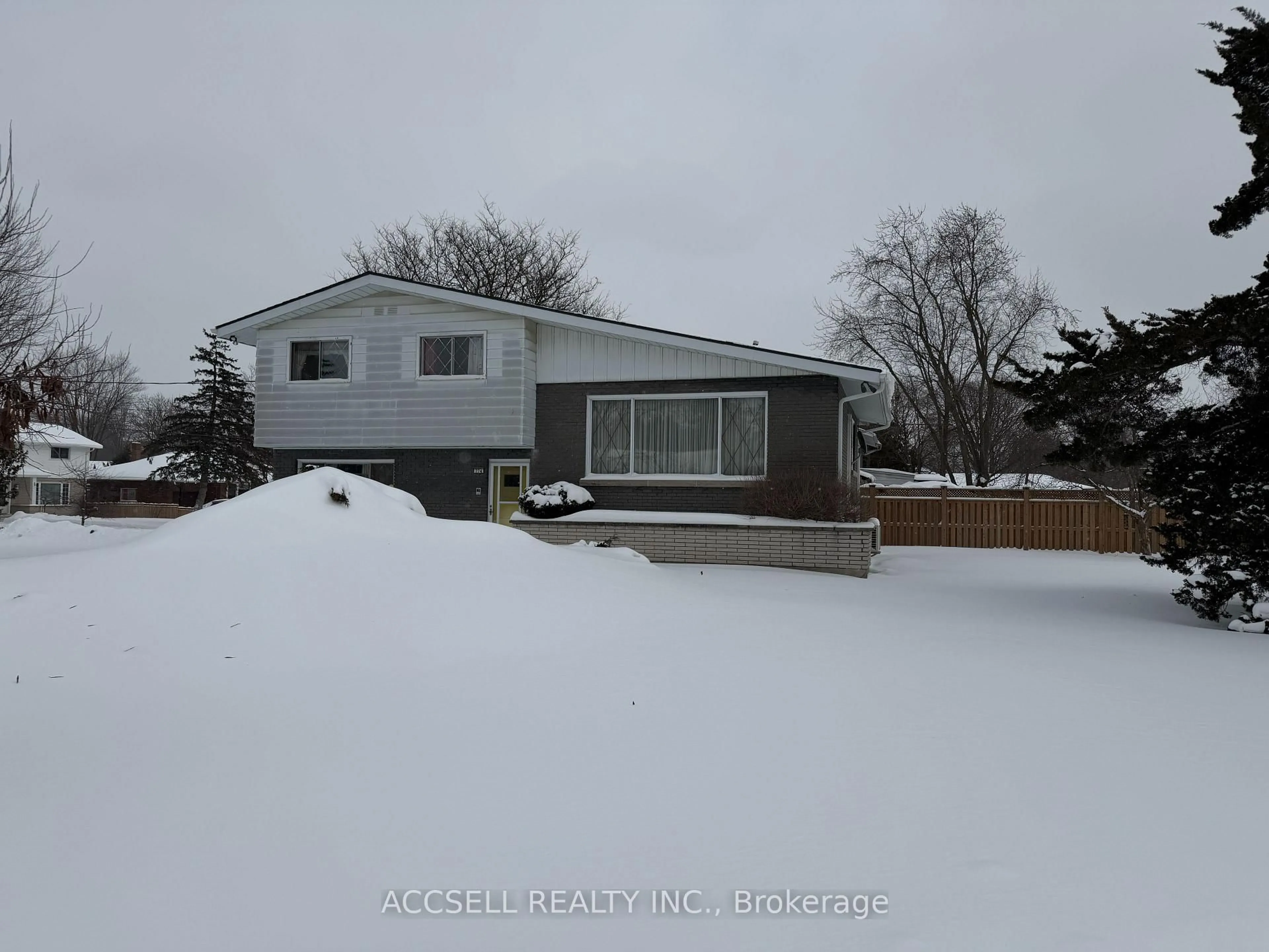 A pic from outside/outdoor area/front of a property/back of a property/a pic from drone, street for 774 St Albans Cres, Woodstock Ontario N4S 7E6