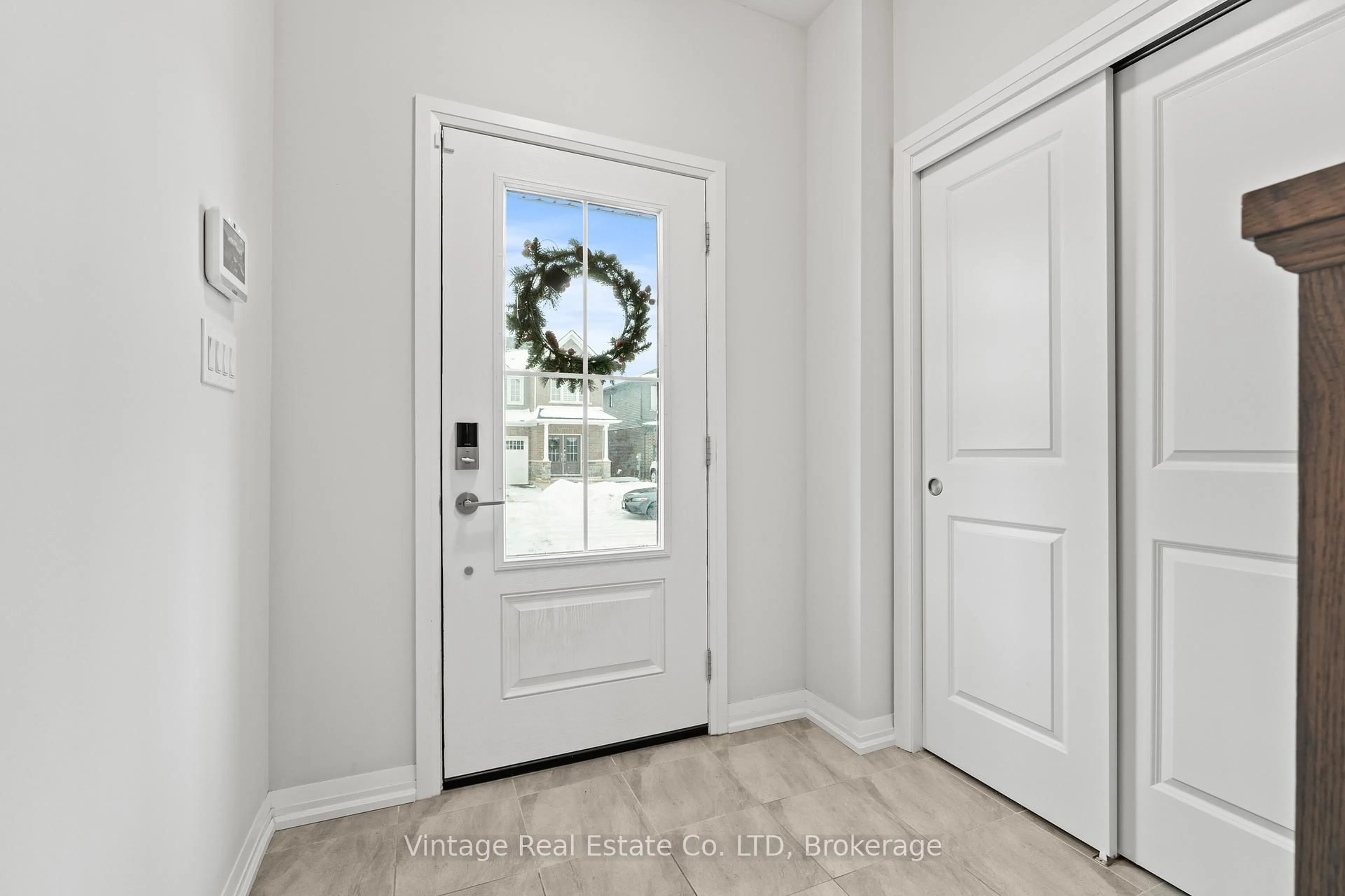 Indoor entryway for 46 Samuel Ave, Pelham Ontario L3B 5N5