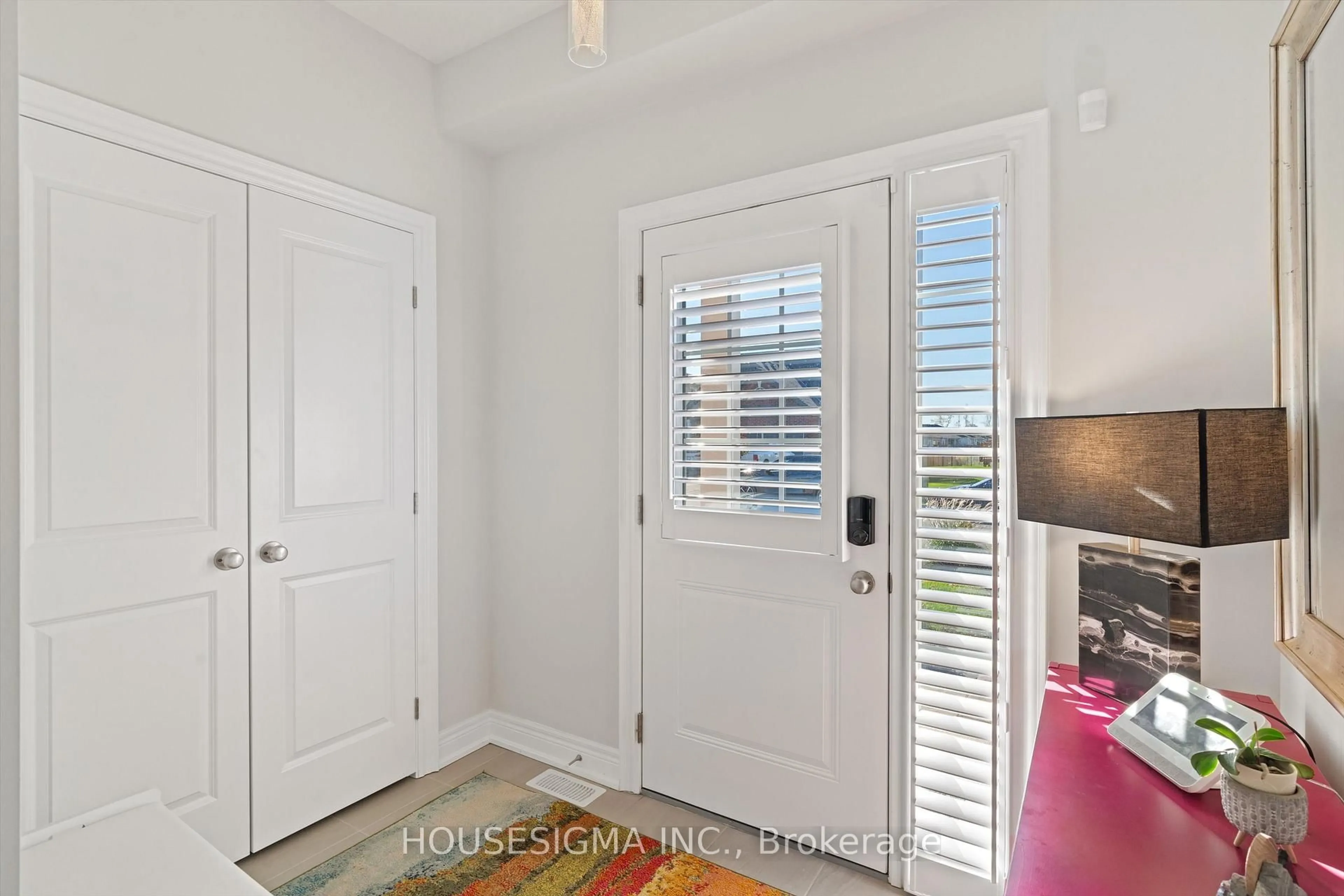 Indoor entryway for 432 Viking St, Fort Erie Ontario L2A 0E3