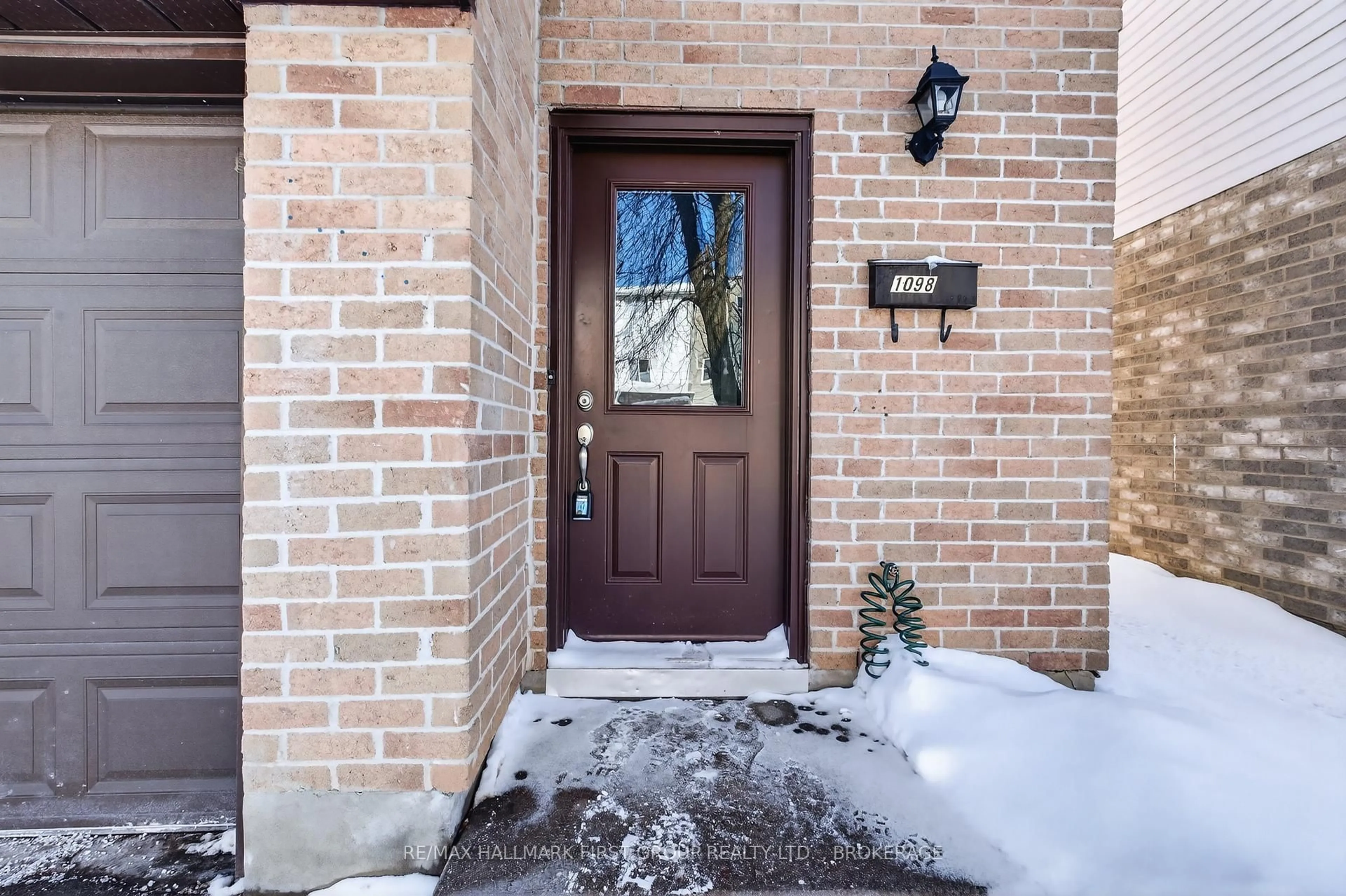 Indoor entryway for 1098 Craig Lane, Kingston Ontario K7M 7R9
