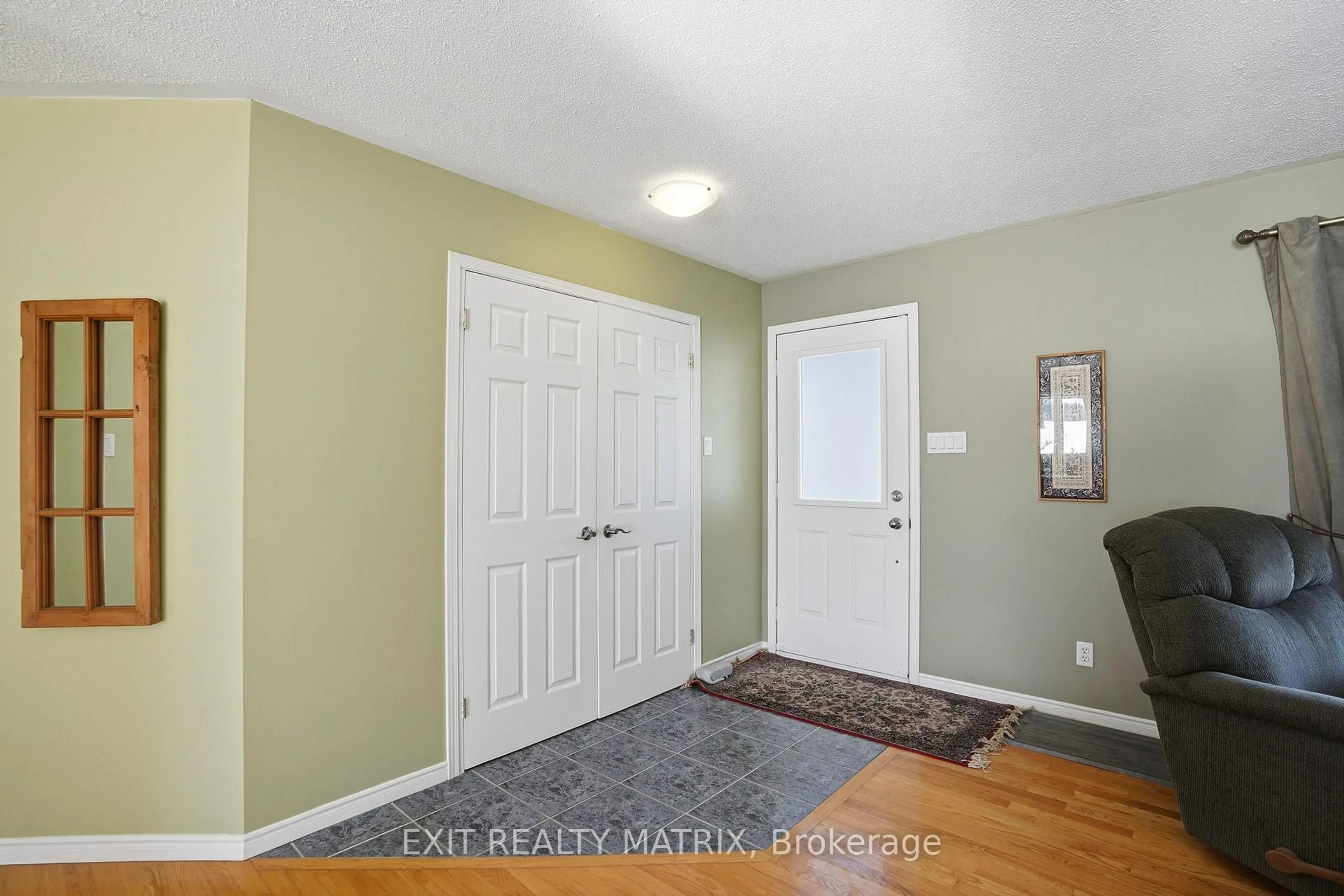 Indoor entryway for 890 Happy Hollow Rd, Champlain Ontario K0B 1R0