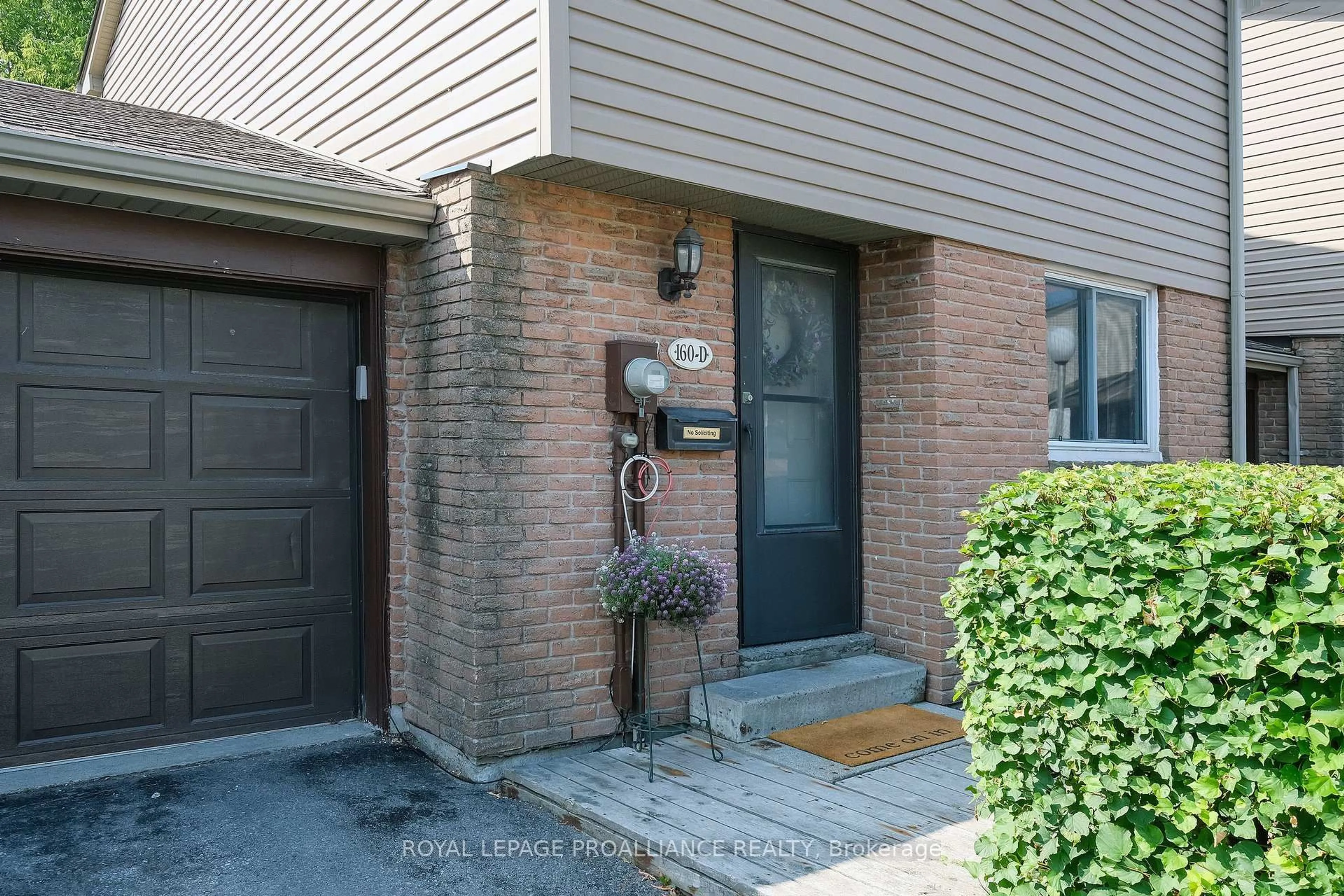 Indoor entryway for 160 Singleton Dr #10, Belleville Ontario K8N 5L1