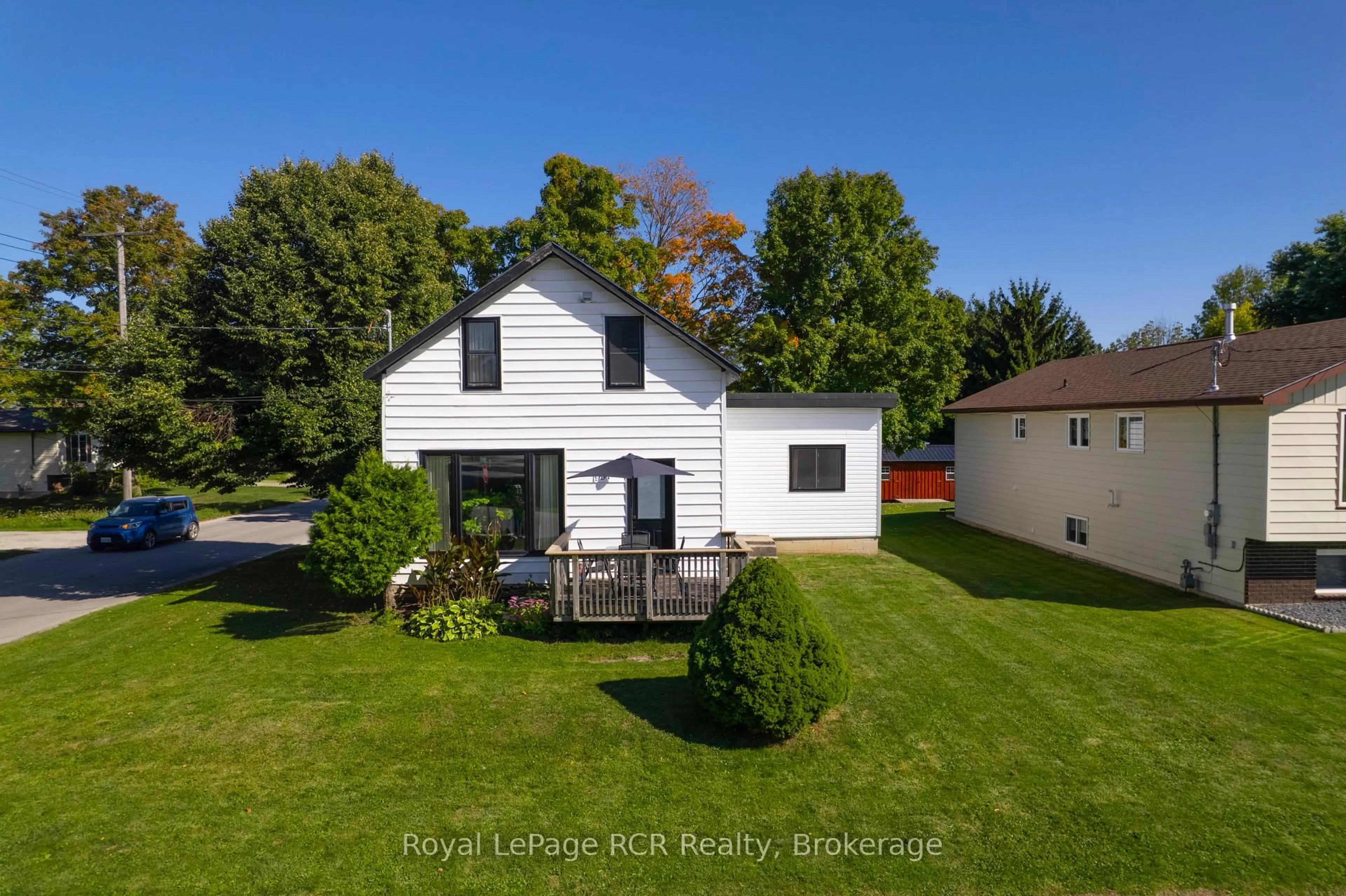 A pic from outside/outdoor area/front of a property/back of a property/a pic from drone, street for 1997 7th Ave, Owen Sound Ontario N4K 2Z8