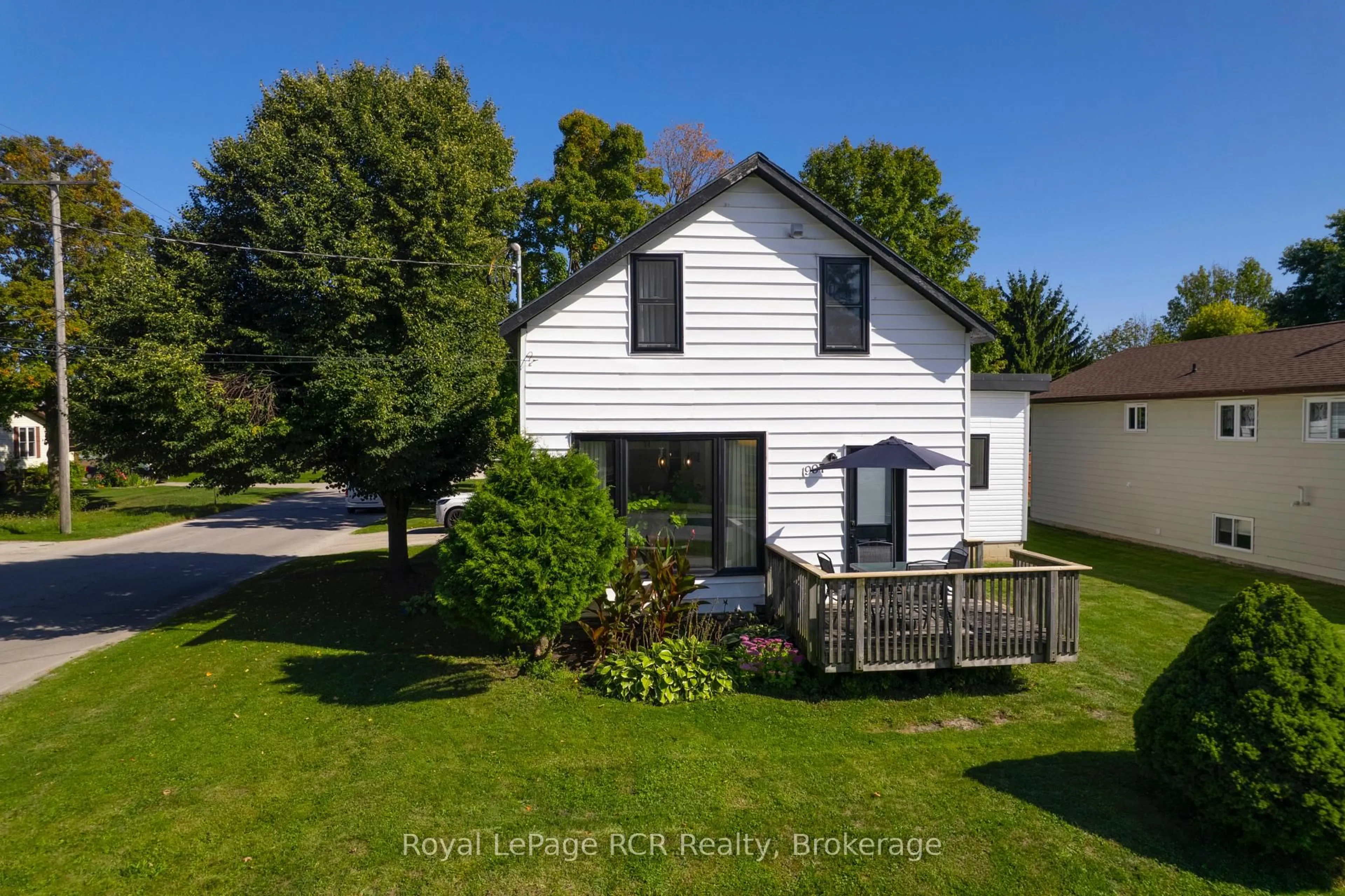A pic from outside/outdoor area/front of a property/back of a property/a pic from drone, street for 1997 7th Ave, Owen Sound Ontario N4K 2Z8