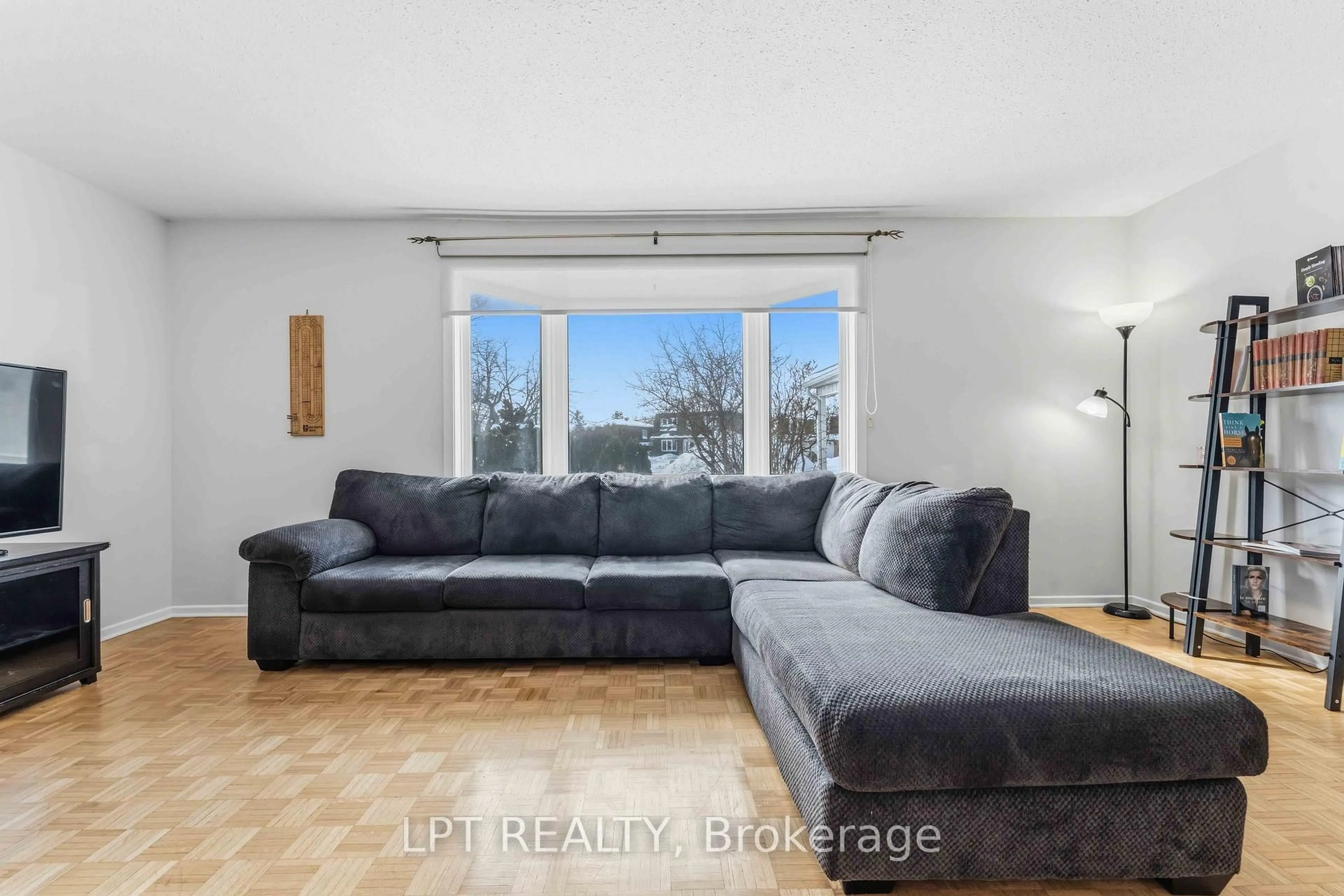 Living room with furniture, unknown for 1471 Northdale St, Ottawa Ontario K1B 4G7