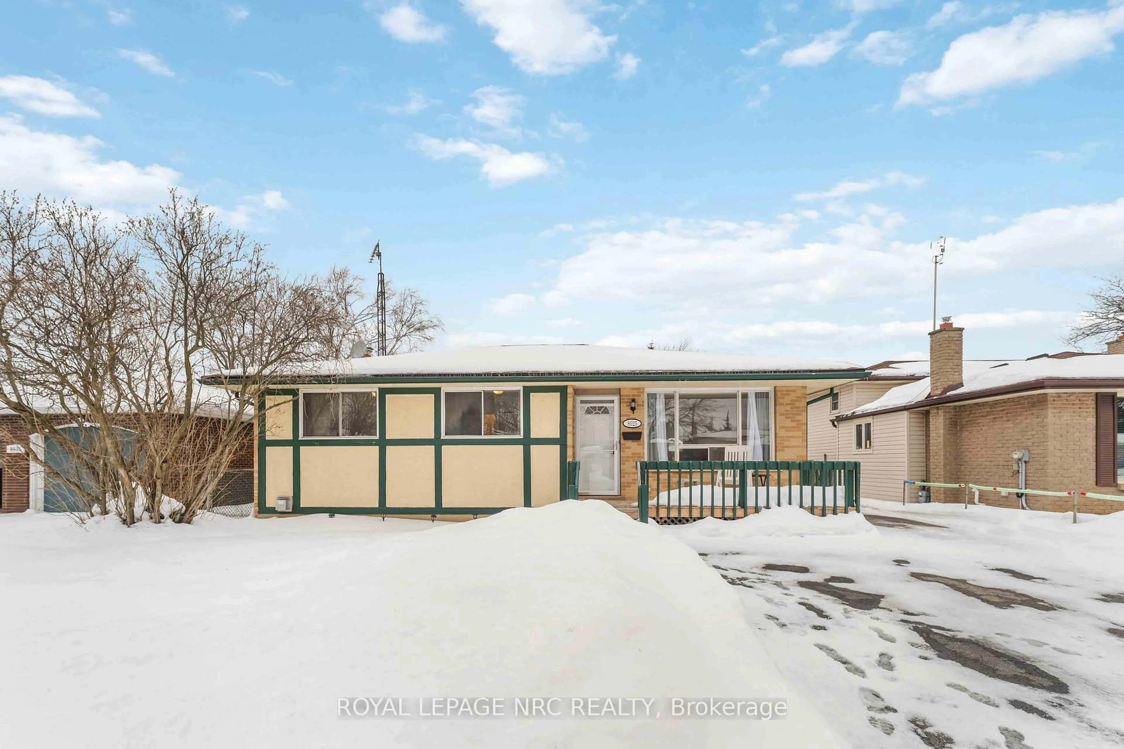 Home with vinyl exterior material, street for 8025 Thorton St, Niagara Falls Ontario L2H 2C2