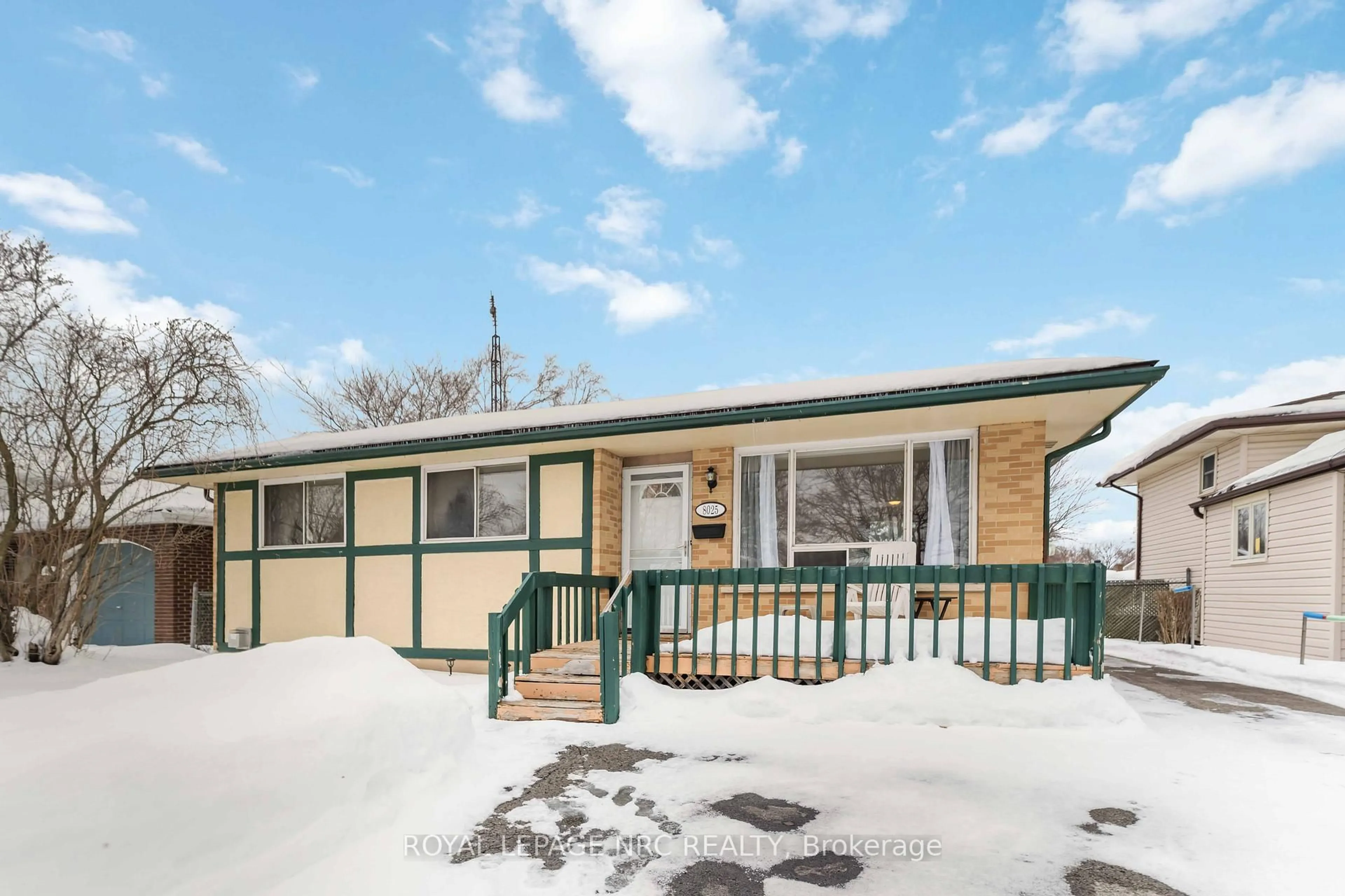 Home with vinyl exterior material, street for 8025 Thorton St, Niagara Falls Ontario L2H 2C2