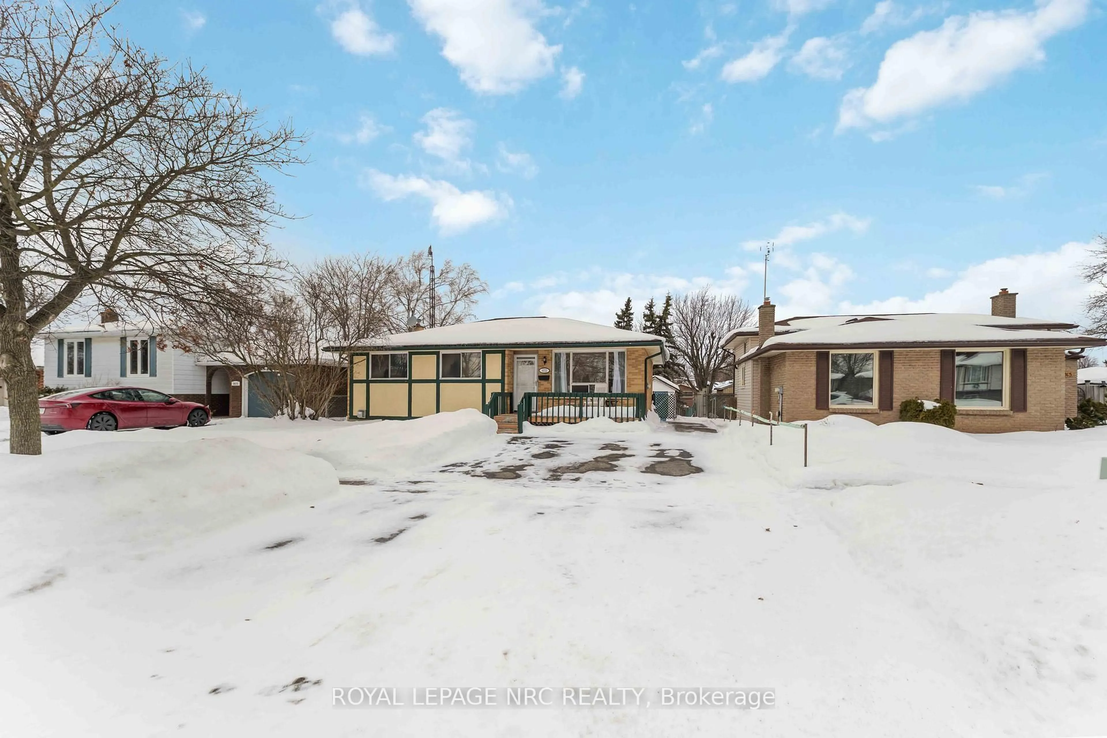 A pic from outside/outdoor area/front of a property/back of a property/a pic from drone, unknown for 8025 Thorton St, Niagara Falls Ontario L2H 2C2