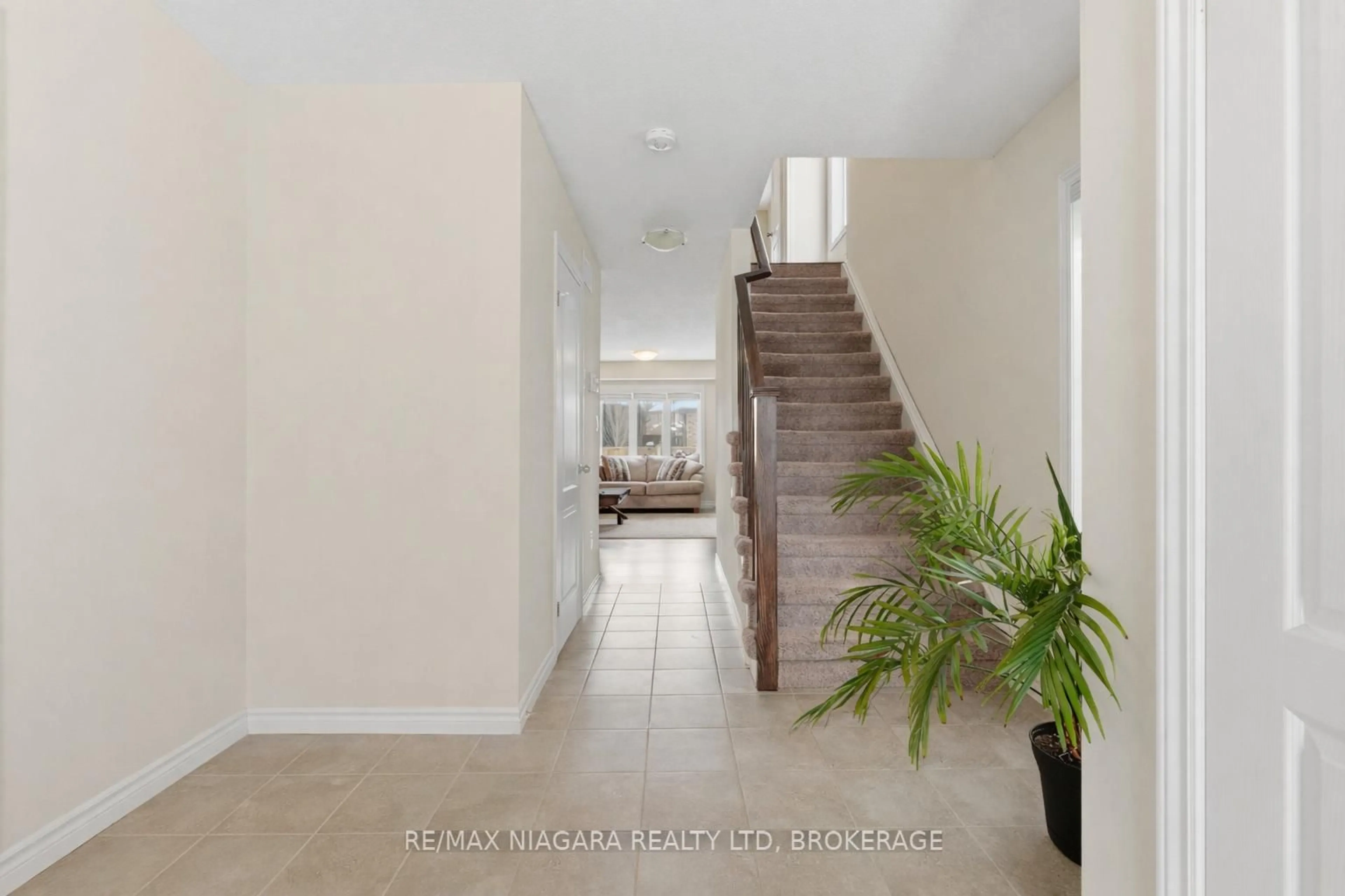 Indoor entryway for 68 Abbott Pl, Pelham Ontario L0S 1E5