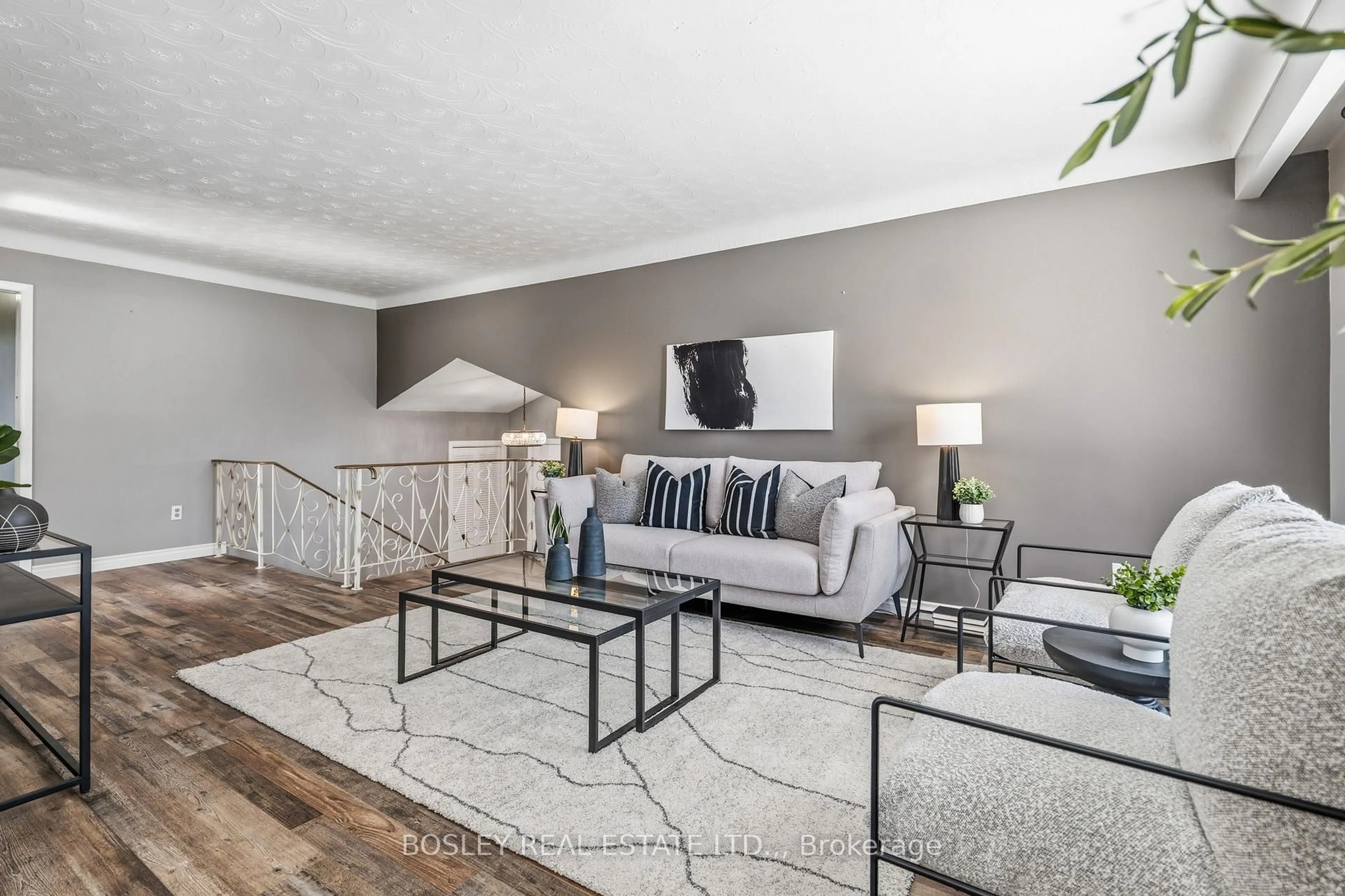 Living room with furniture, unknown for 17 Adel Dr, St. Catharines Ontario L2M 6N3