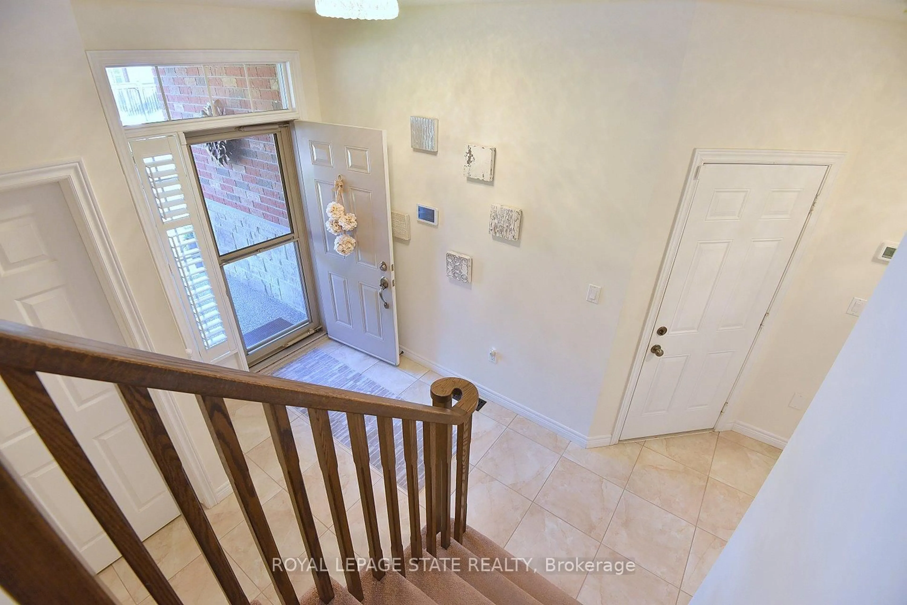 Indoor entryway for 12 Degrow Cres, Hamilton Ontario L0R 1C0