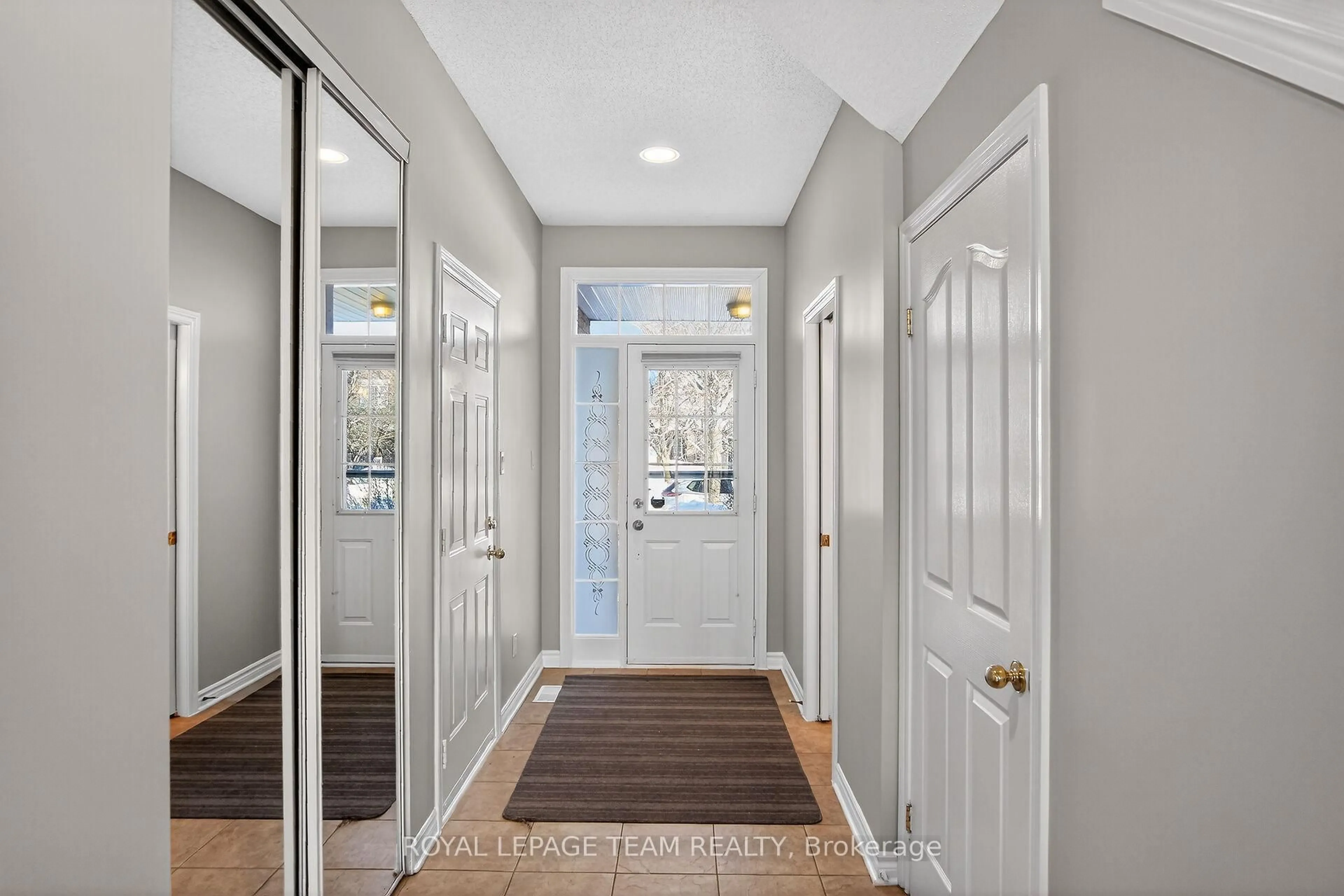 Indoor entryway for 48 Saddlesmith Circ, Ottawa Ontario K2M 2Y9