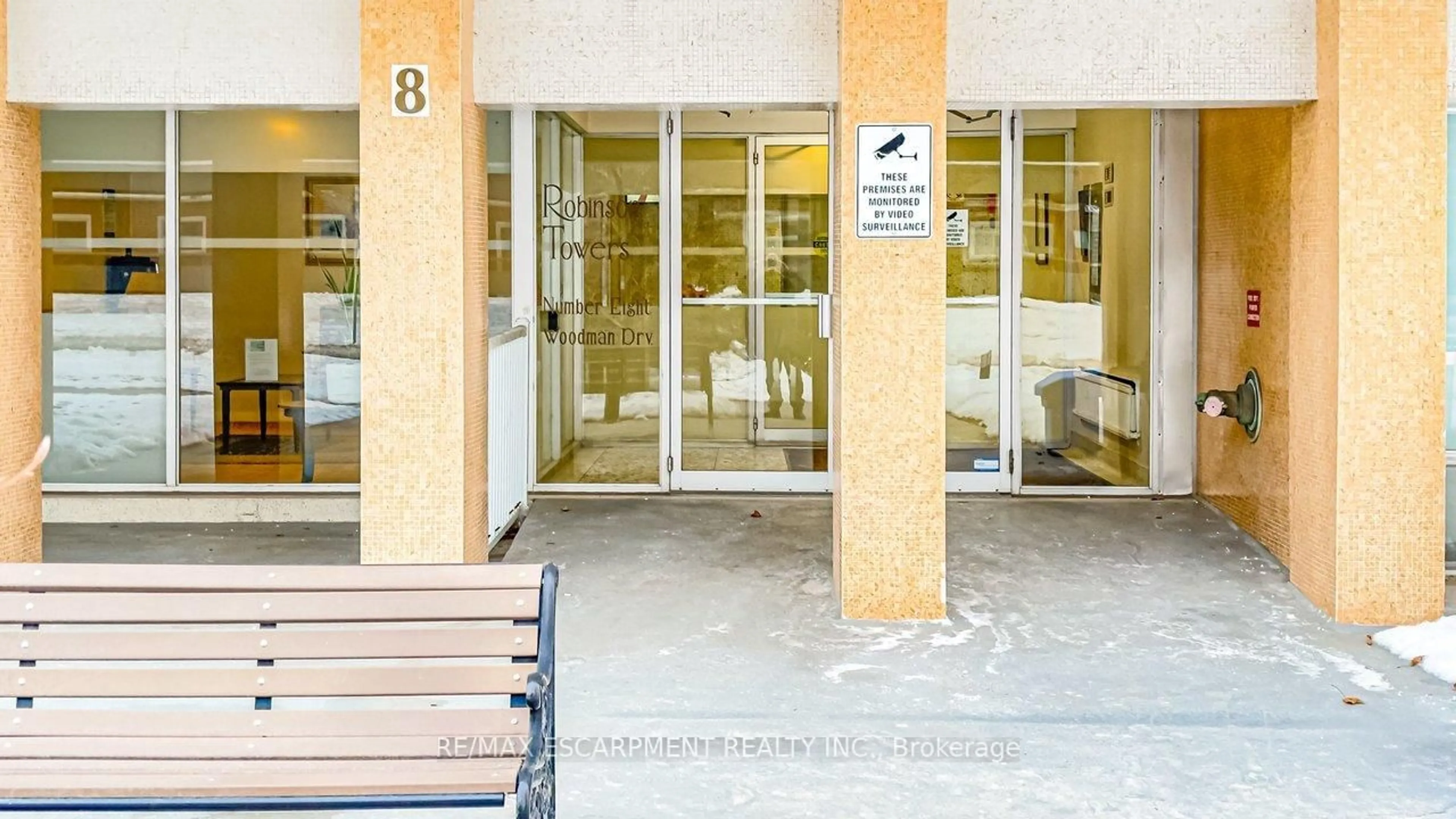 Indoor foyer for 8 WOODMAN Dr #808, Hamilton Ontario L8K 4C9