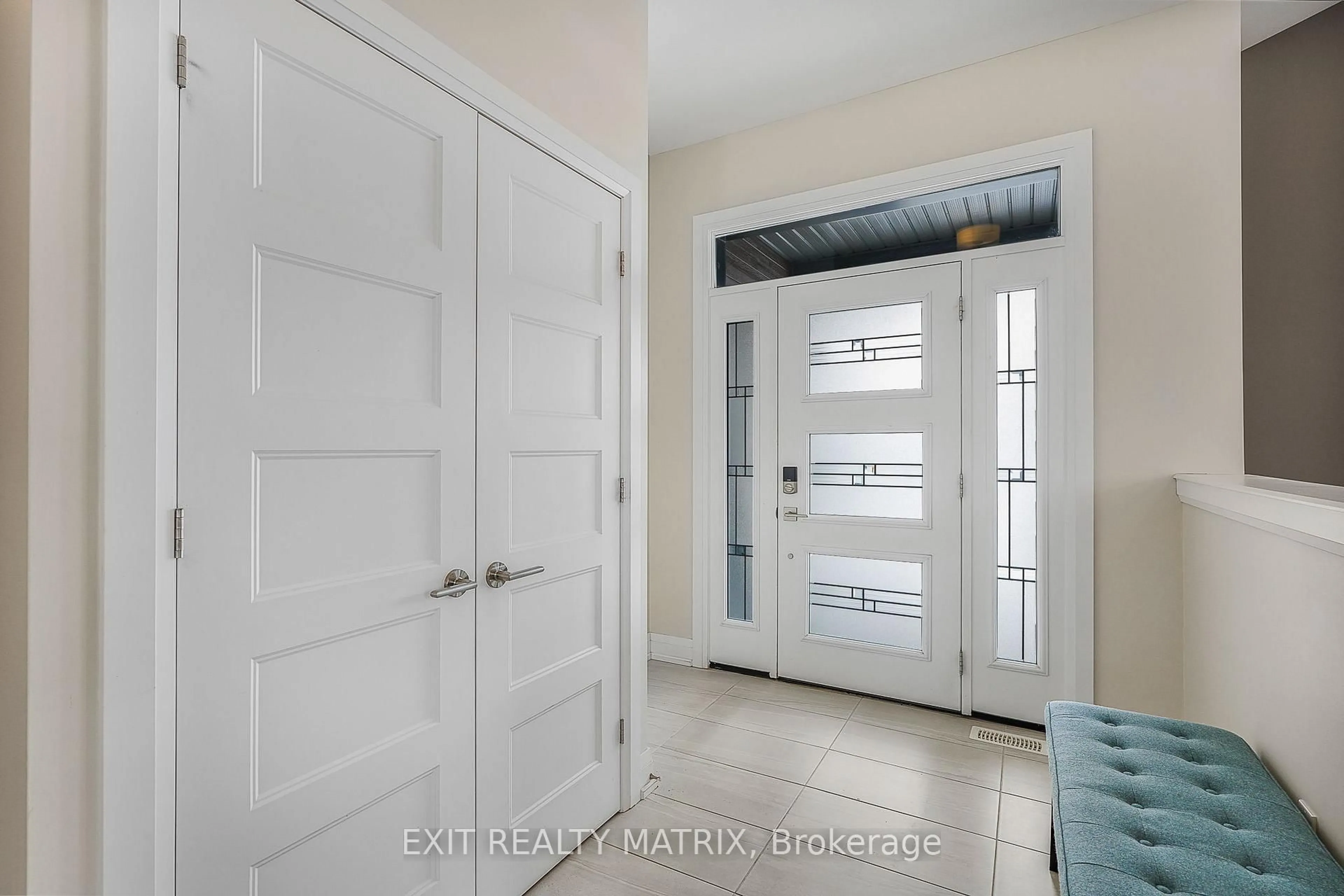 Indoor entryway for 128 Lyon St, Russell Ontario K0A 1W0