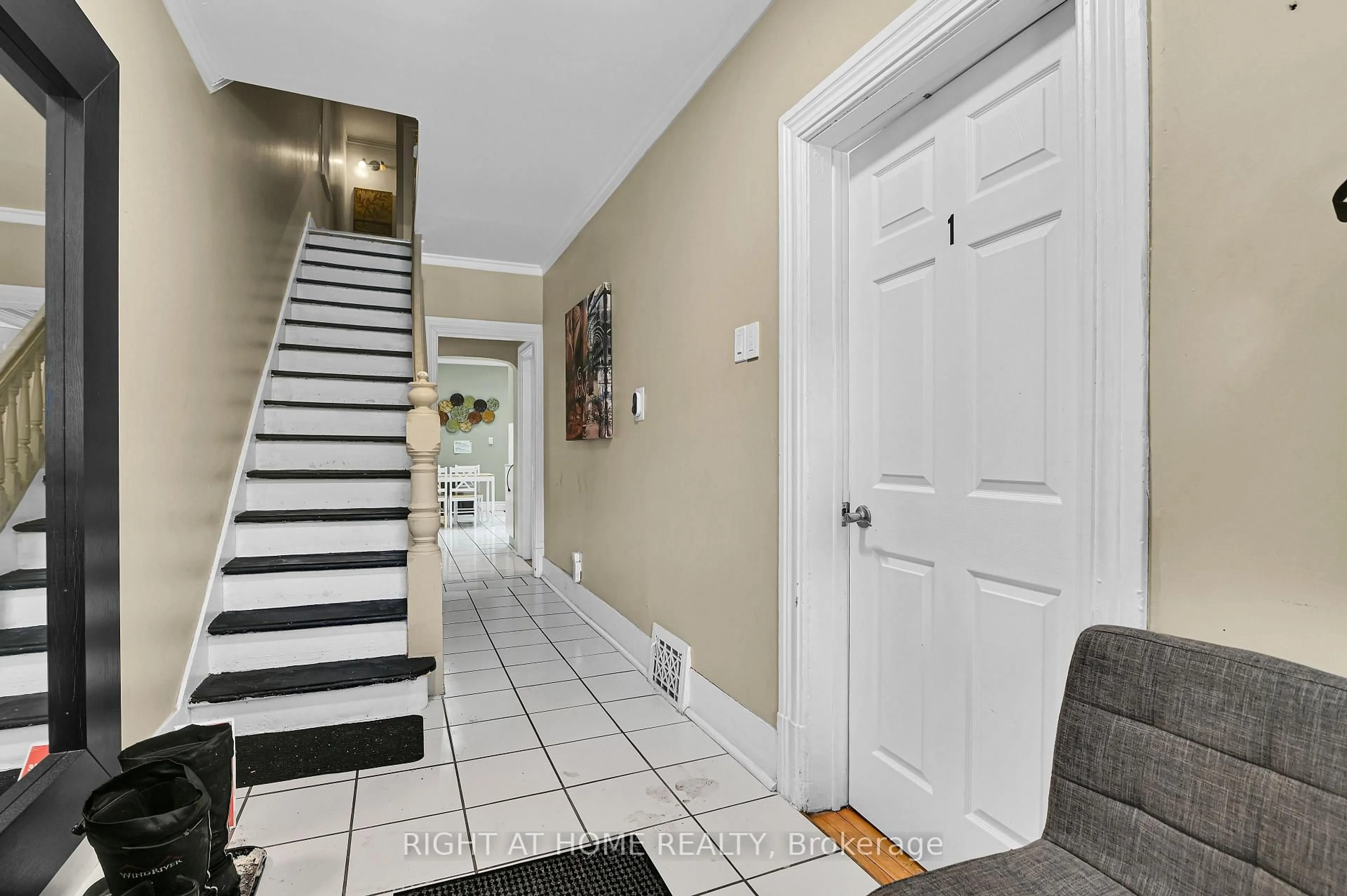 Indoor entryway for 95 Templeton St, Ottawa Ontario K1N 6X4