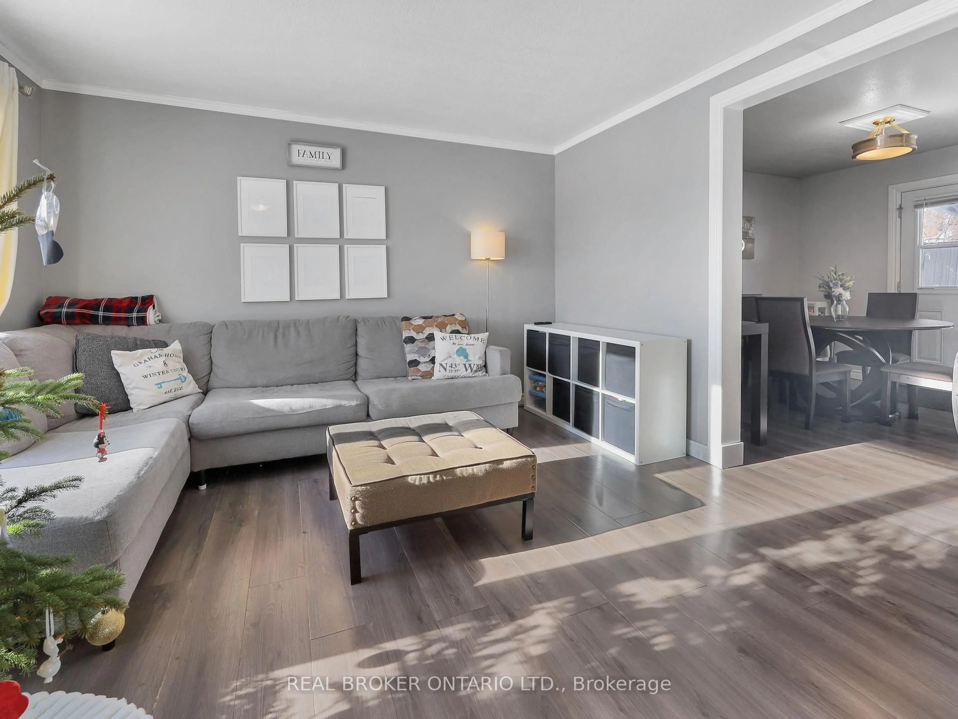 Living room with furniture, wood/laminate floor for 8 Winter Crt, Cambridge Ontario N1R 6C6