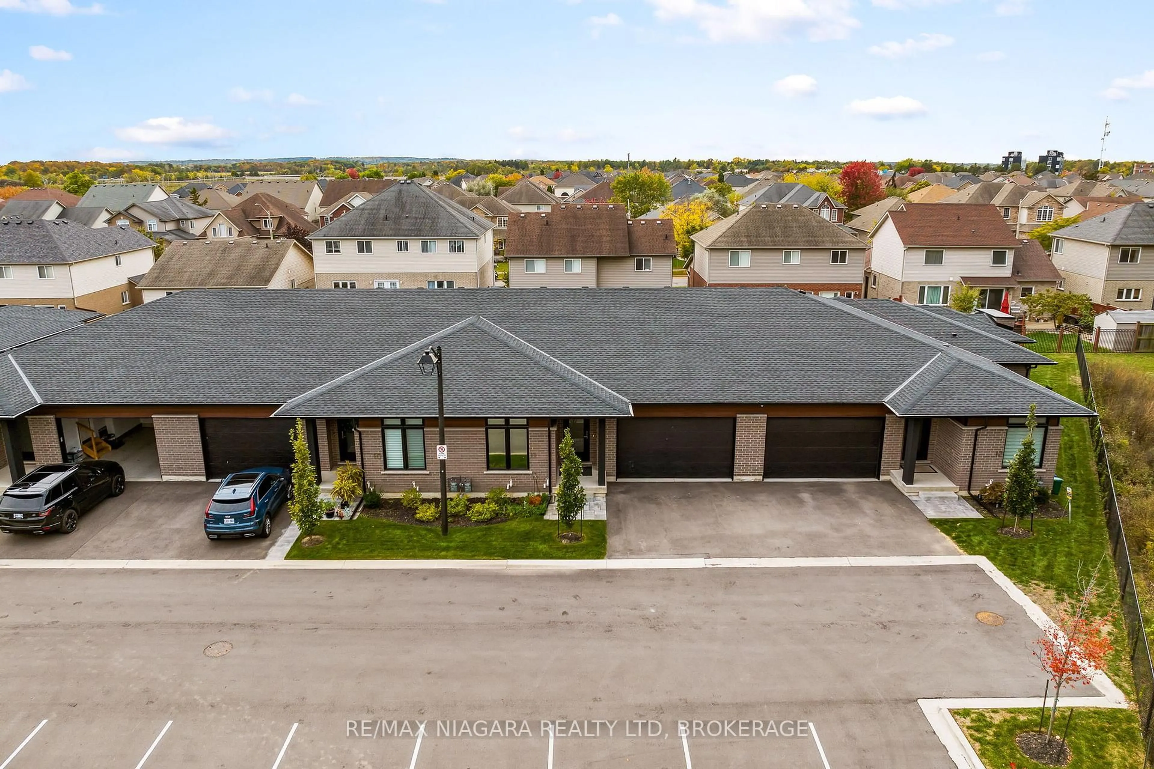 A pic from outside/outdoor area/front of a property/back of a property/a pic from drone, street for 300 Richmond St #11, Thorold Ontario L2V 0L6