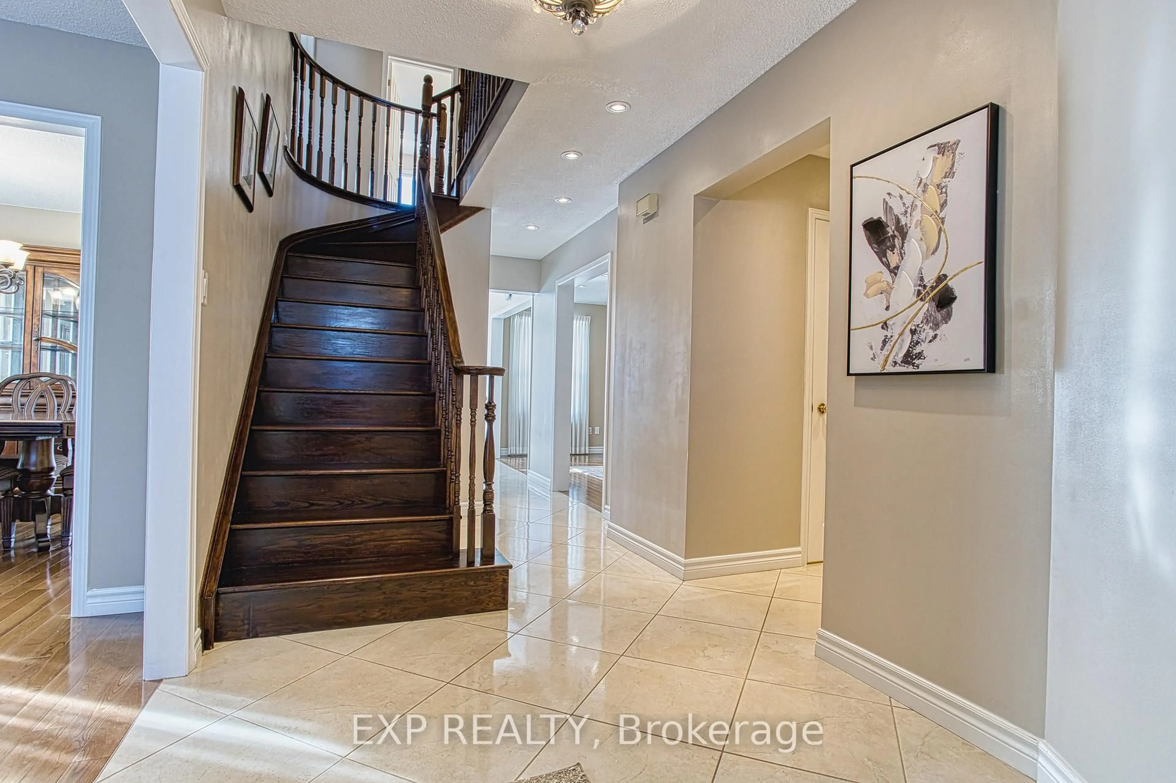 Indoor entryway for 211 Rushdale Dr, Hamilton Ontario L8W 2Z5