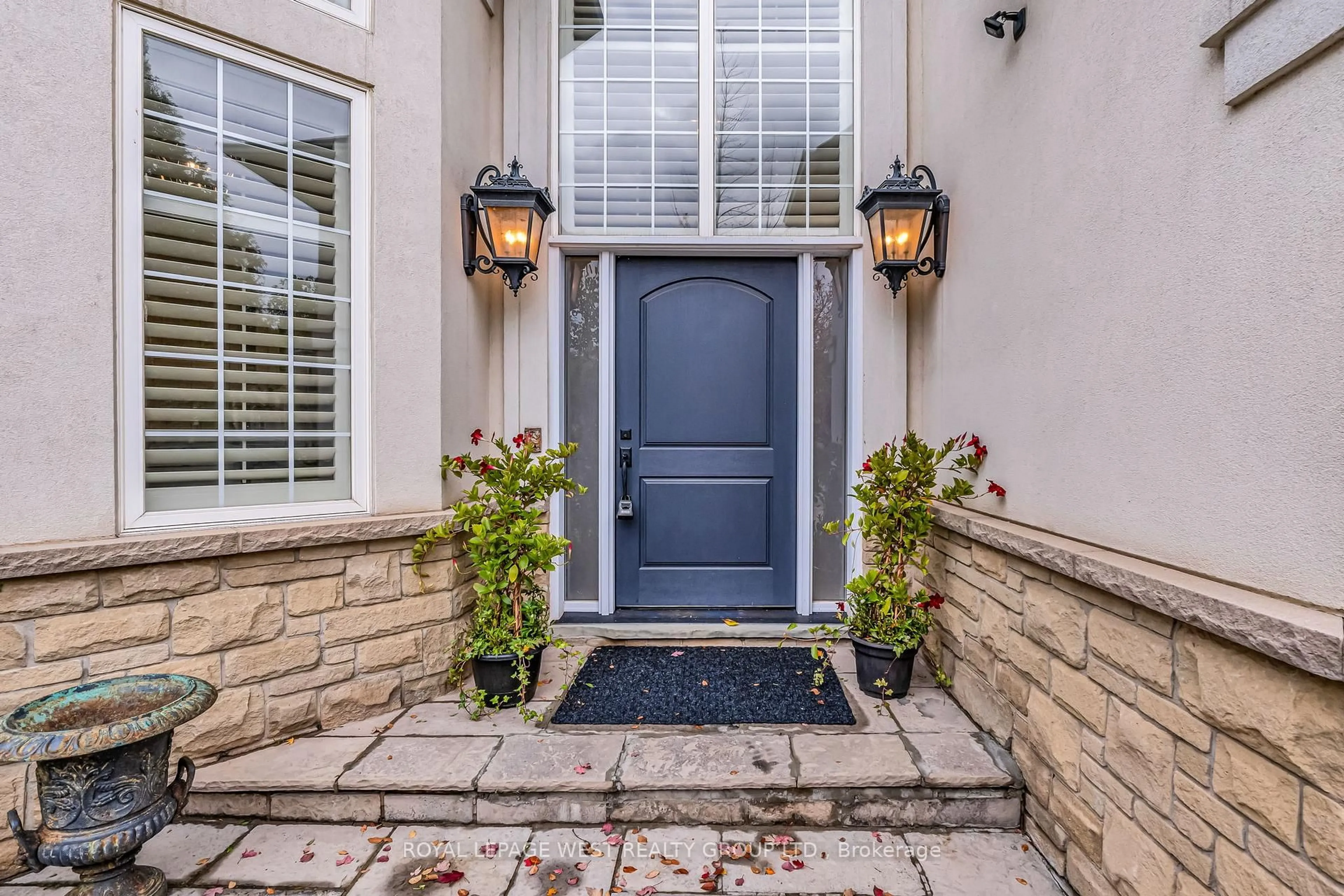 Indoor entryway for 35 Playfair Crt, Hamilton Ontario L9K 1R6