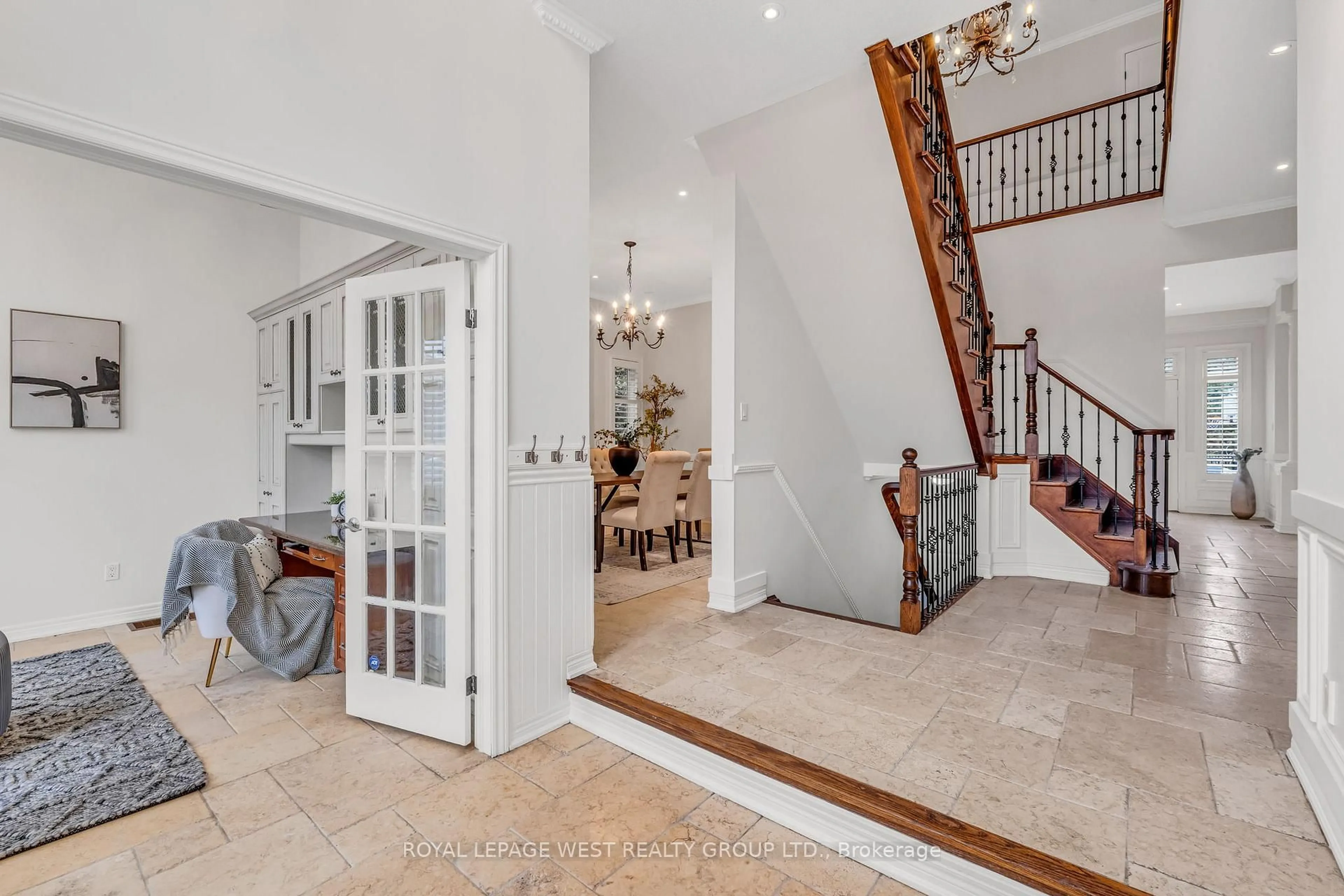 Indoor entryway for 35 Playfair Crt, Hamilton Ontario L9K 1R6