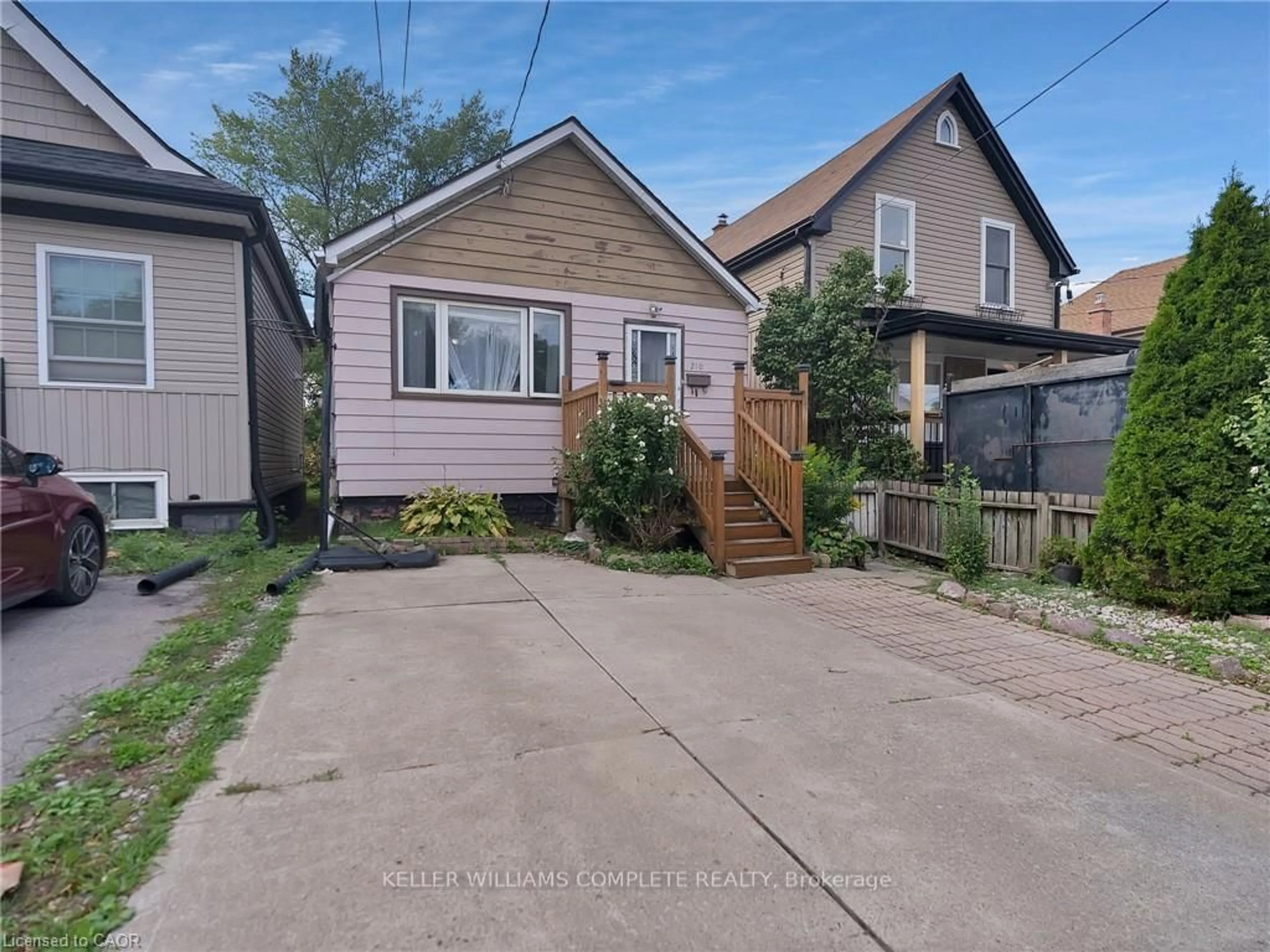 A pic from outside/outdoor area/front of a property/back of a property/a pic from drone, street for 210 East 24th St, Hamilton Ontario L8V 2Y4