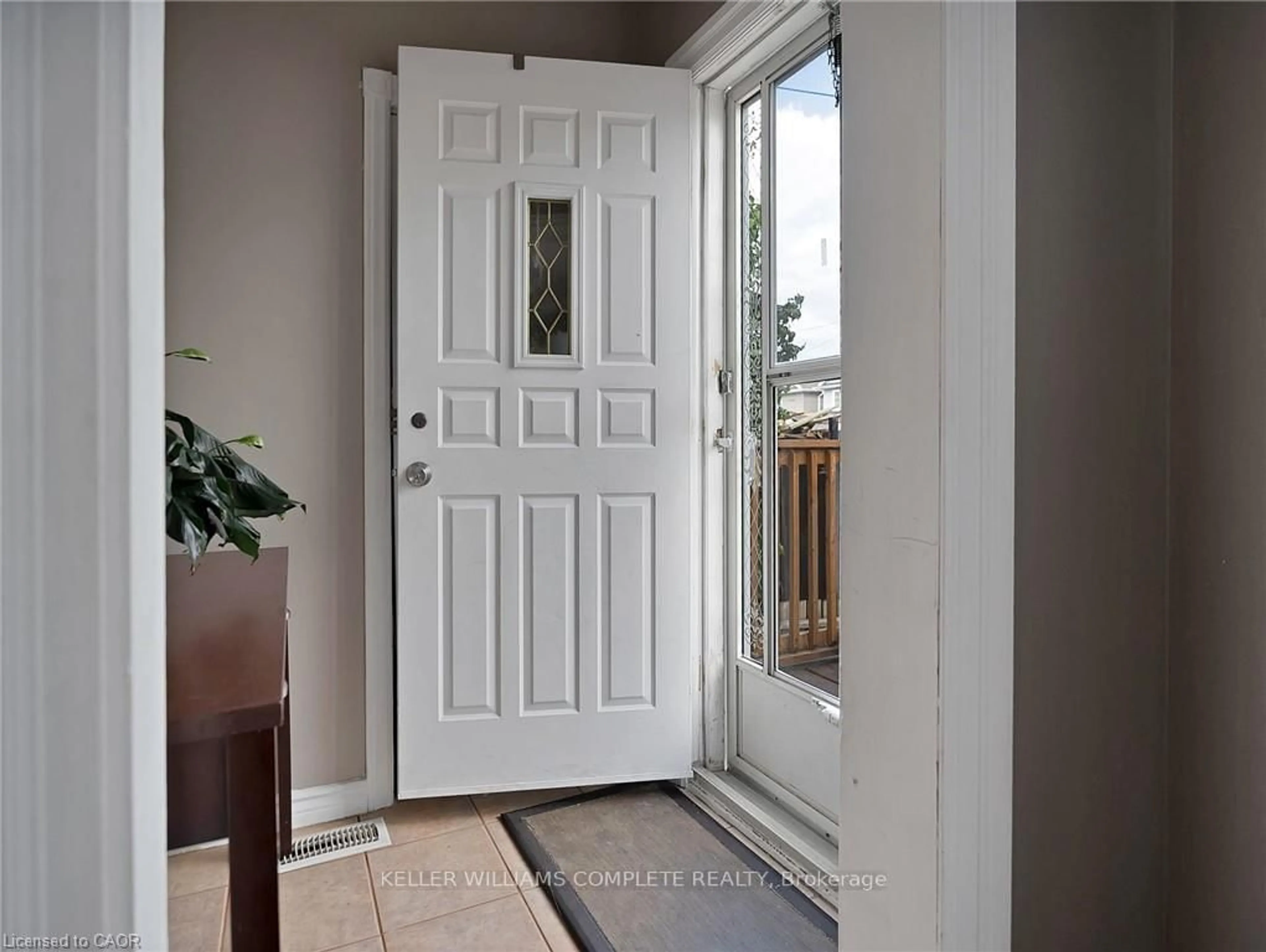 Indoor entryway for 210 East 24th St, Hamilton Ontario L8V 2Y4