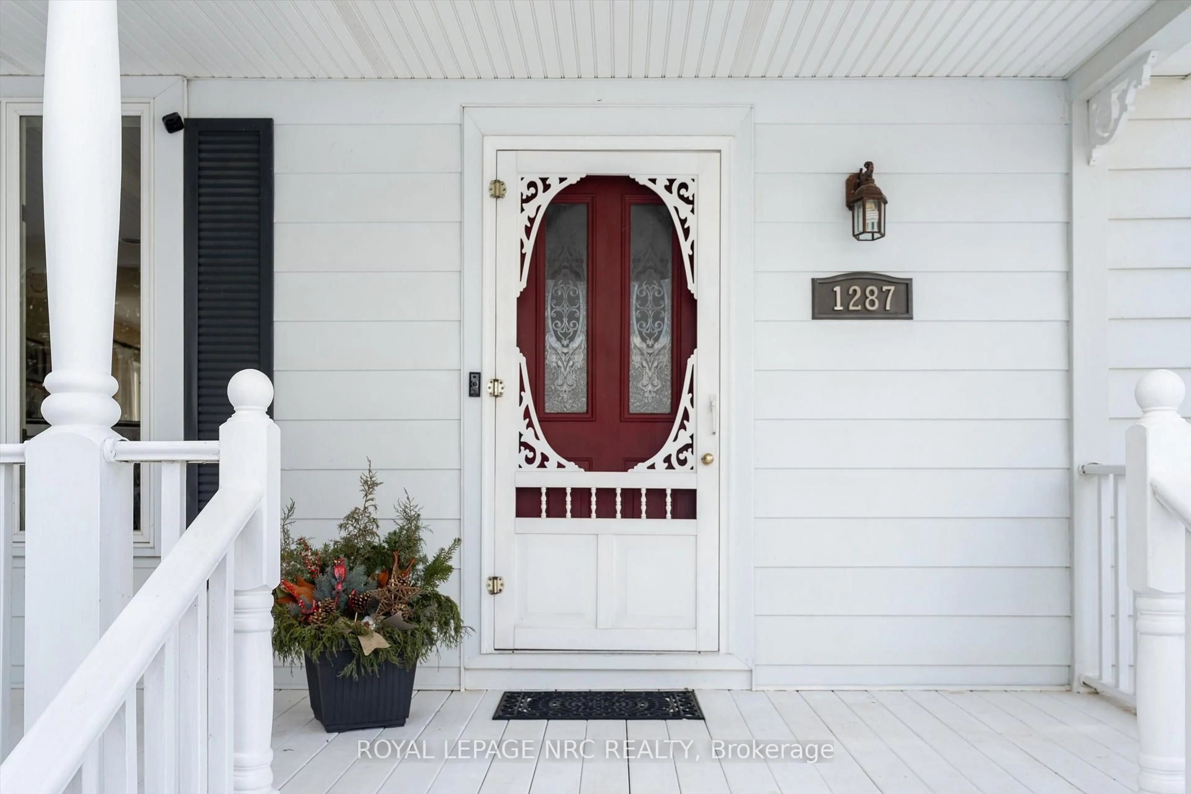 Indoor entryway for 1287 Third St Louth, St. Catharines Ontario L2R 6P9