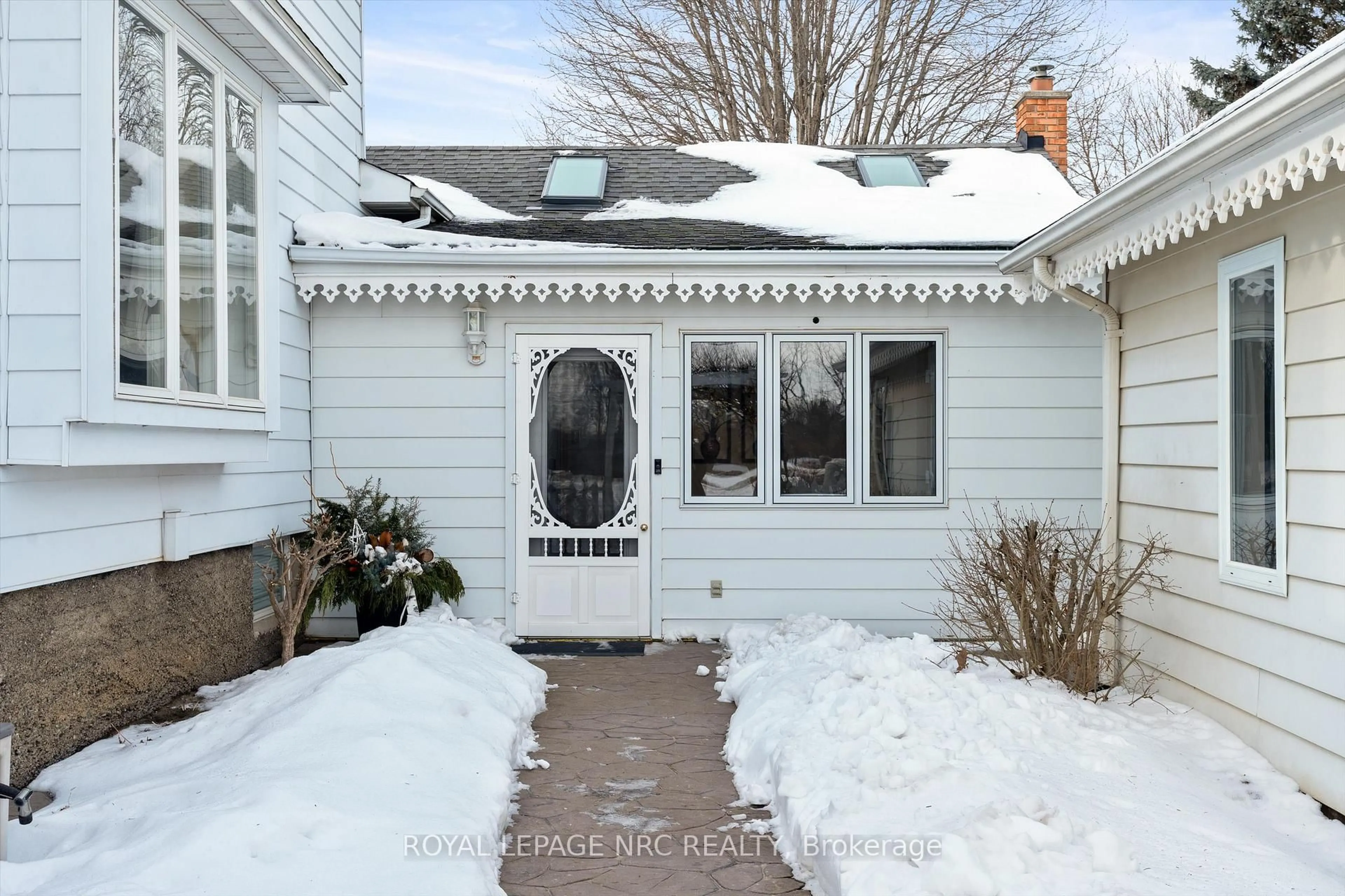 Indoor entryway for 1287 Third St, St. Catharines Ontario L2R 6P9