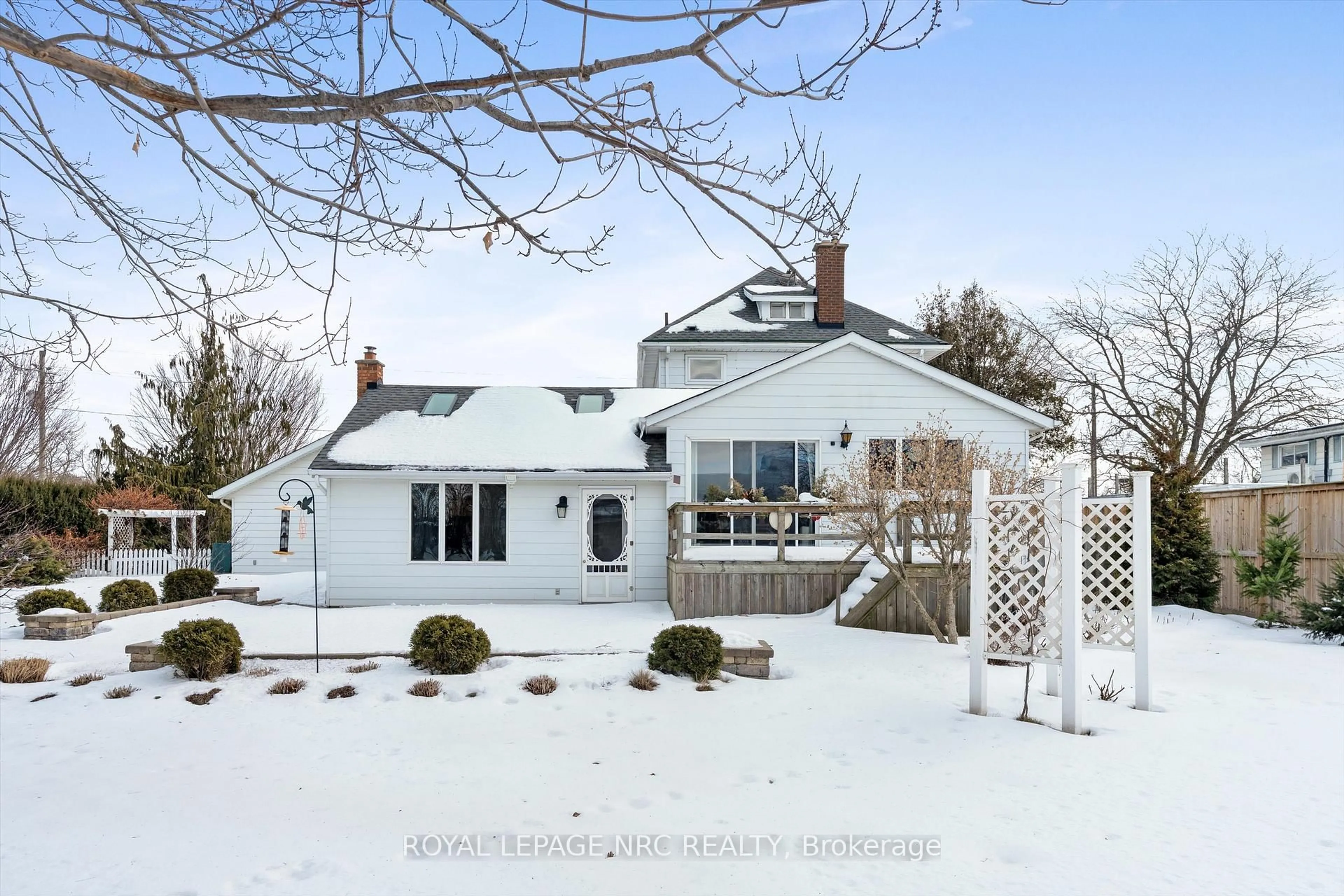 A pic from outside/outdoor area/front of a property/back of a property/a pic from drone, street for 1287 Third St, St. Catharines Ontario L2R 6P9