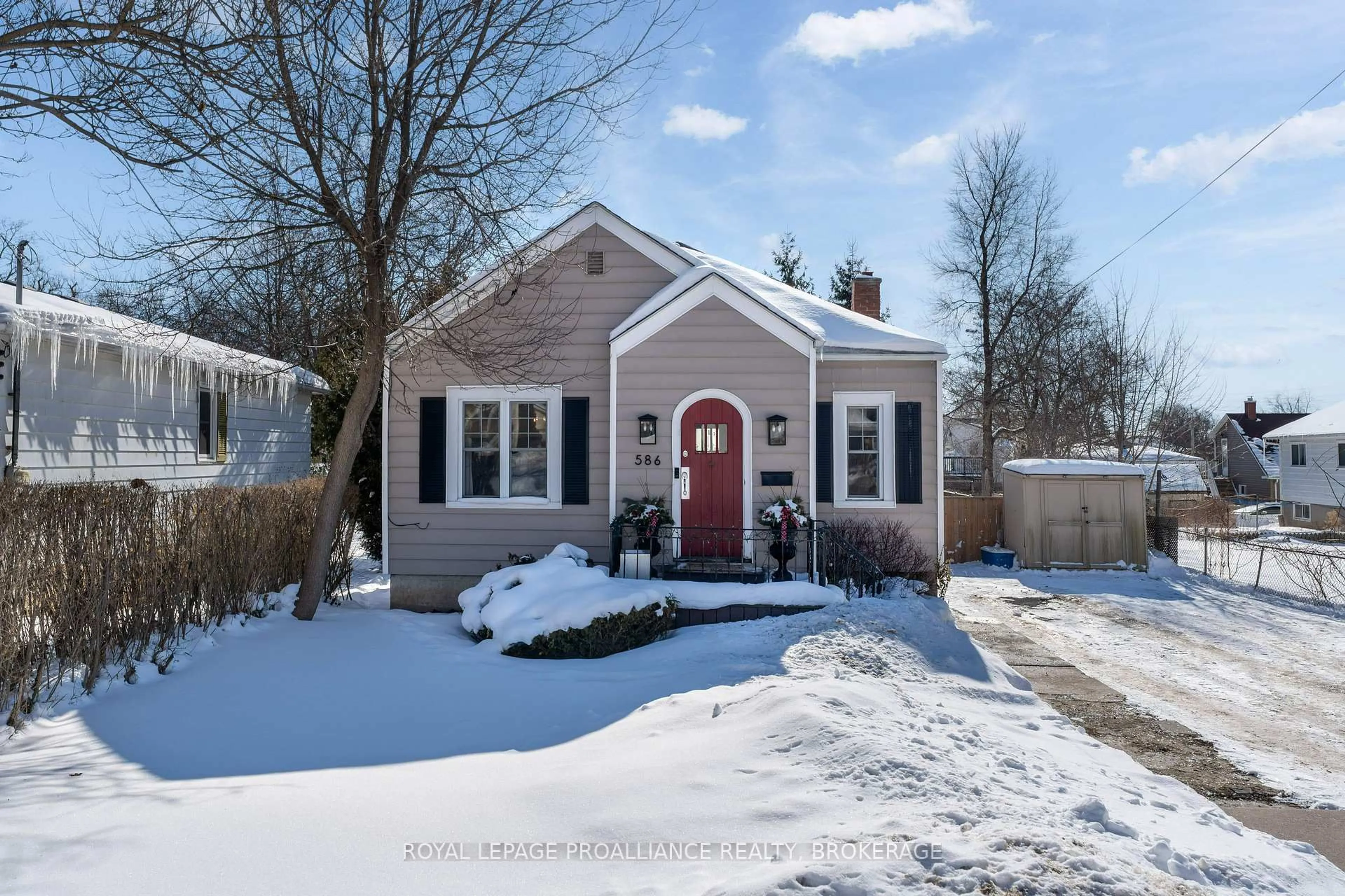 Home with vinyl exterior material, street for 586 Union St, Kingston Ontario K7M 2H4
