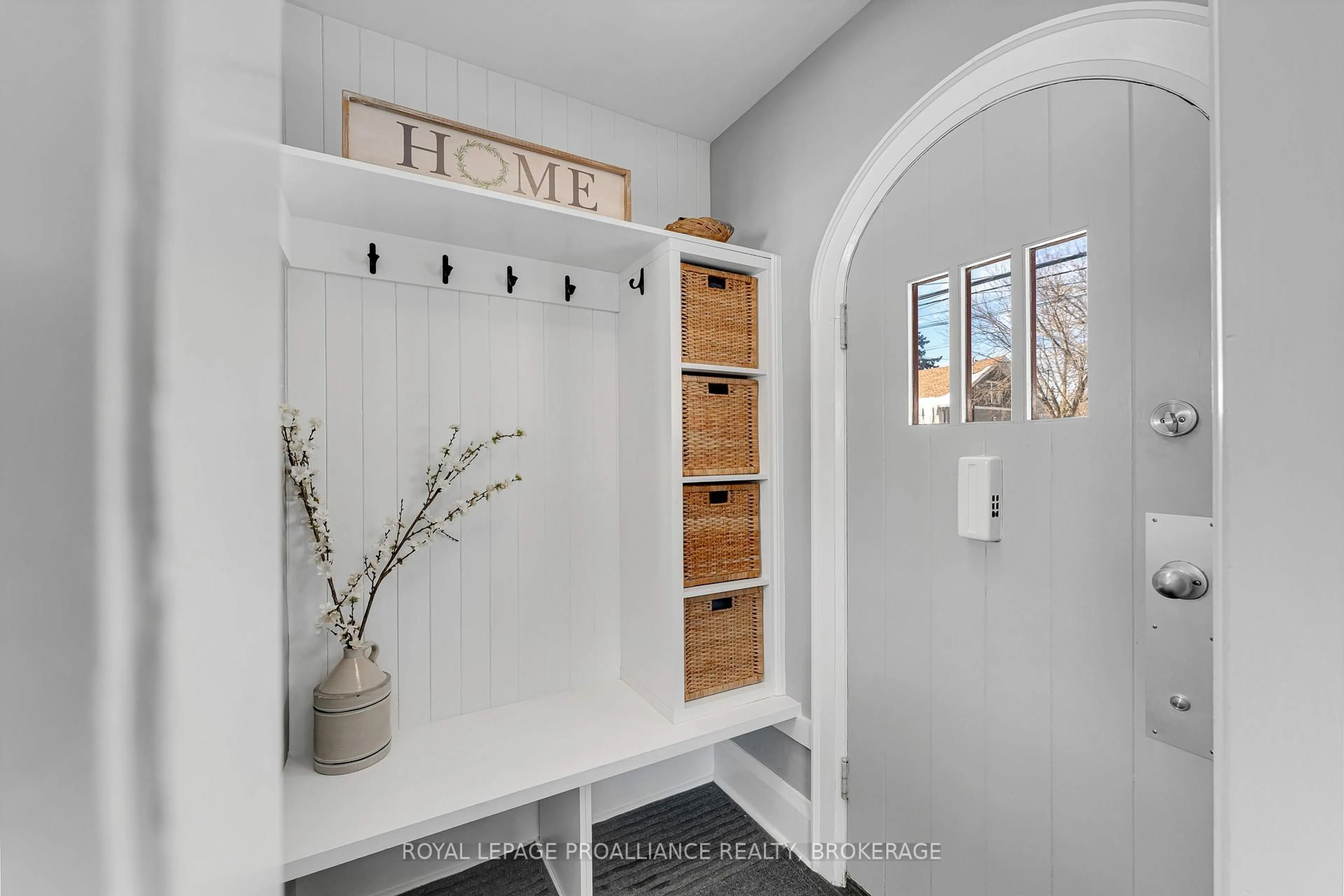 Indoor entryway for 586 Union St, Kingston Ontario K7M 2H4