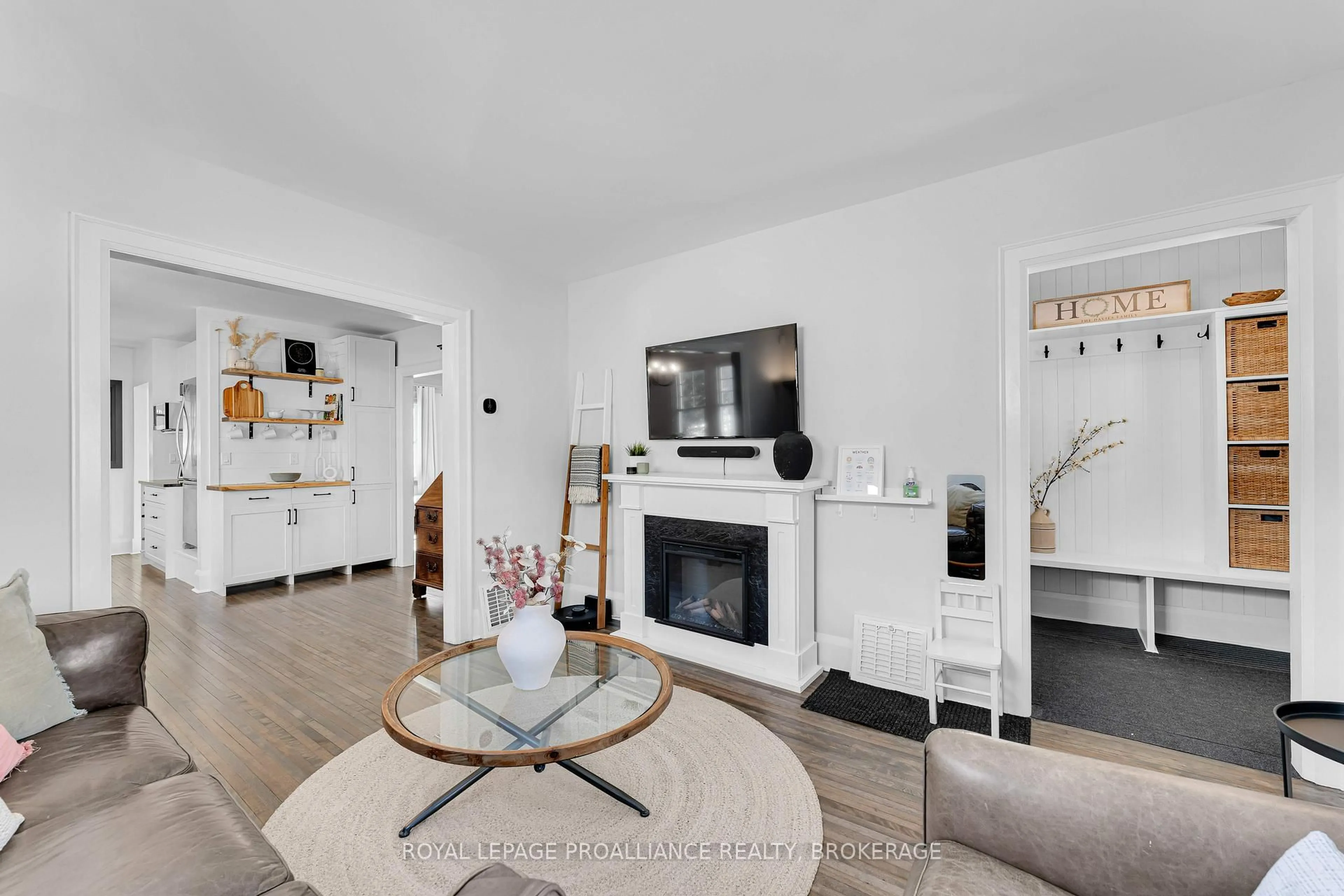 Living room with furniture, unknown for 586 Union St, Kingston Ontario K7M 2H4