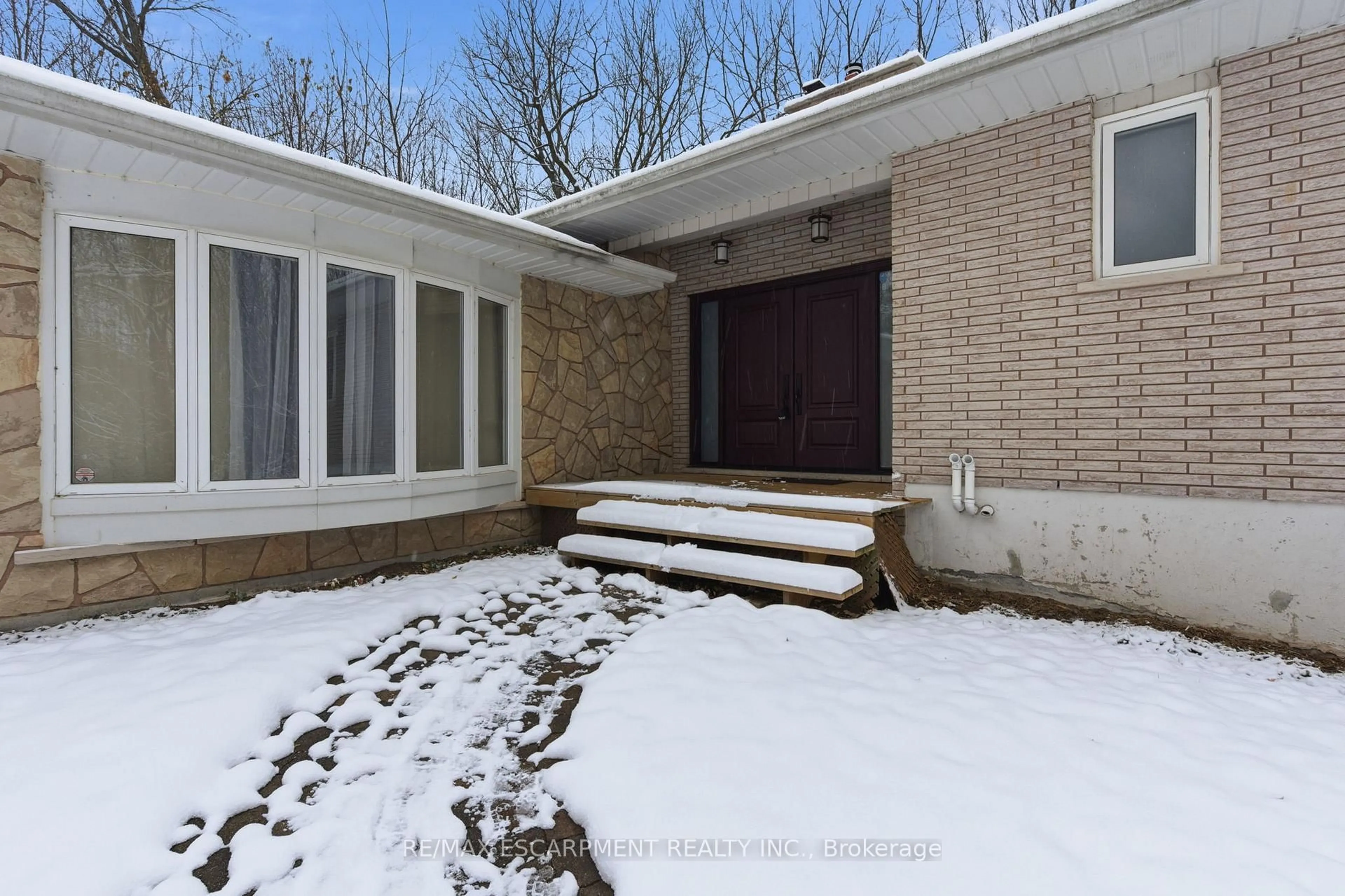 Unknown for 563 6th Concession Rd, Hamilton Ontario L8B 1N2